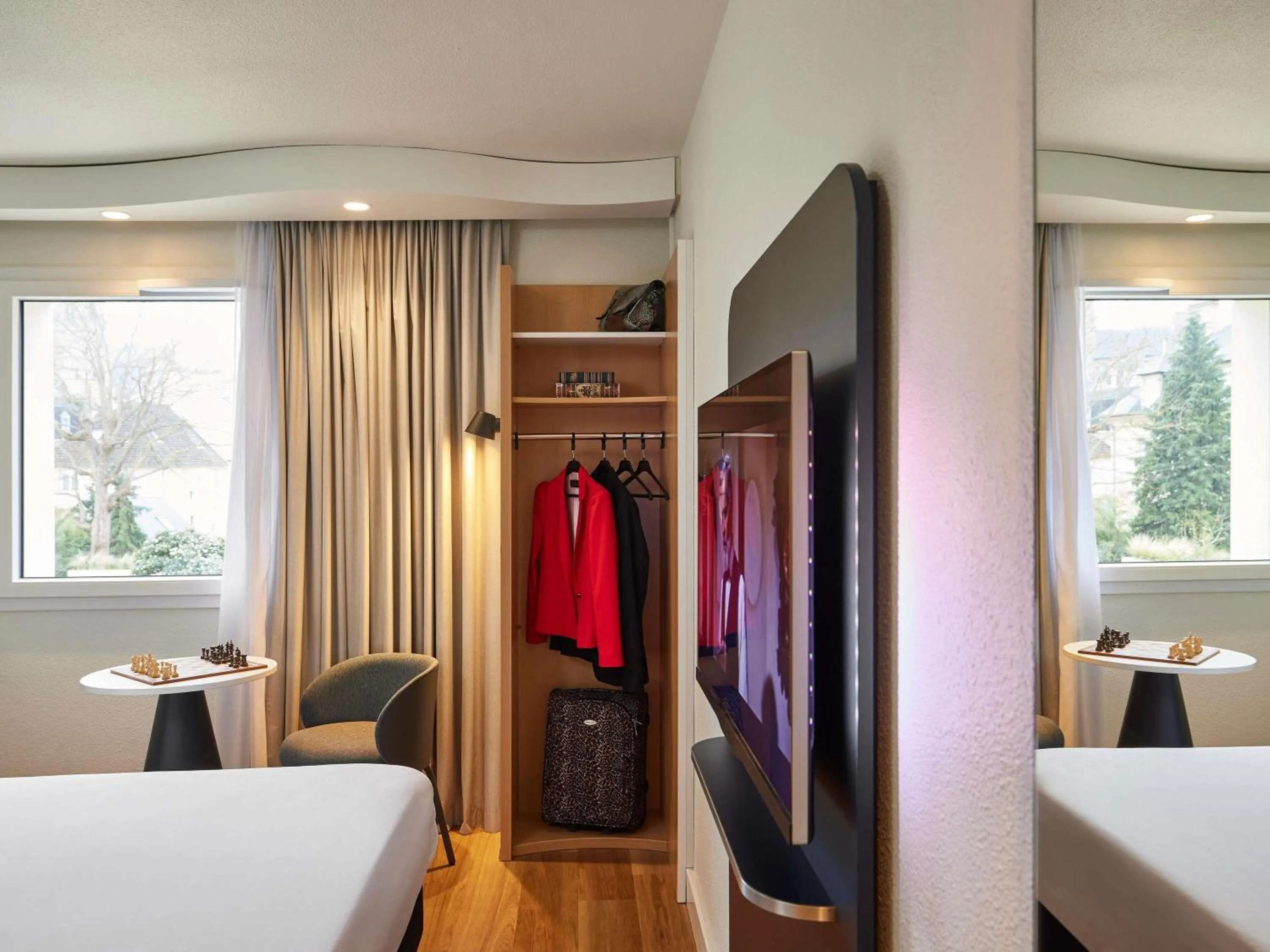 Bedroom, Bed in IBIS Port de plaisance