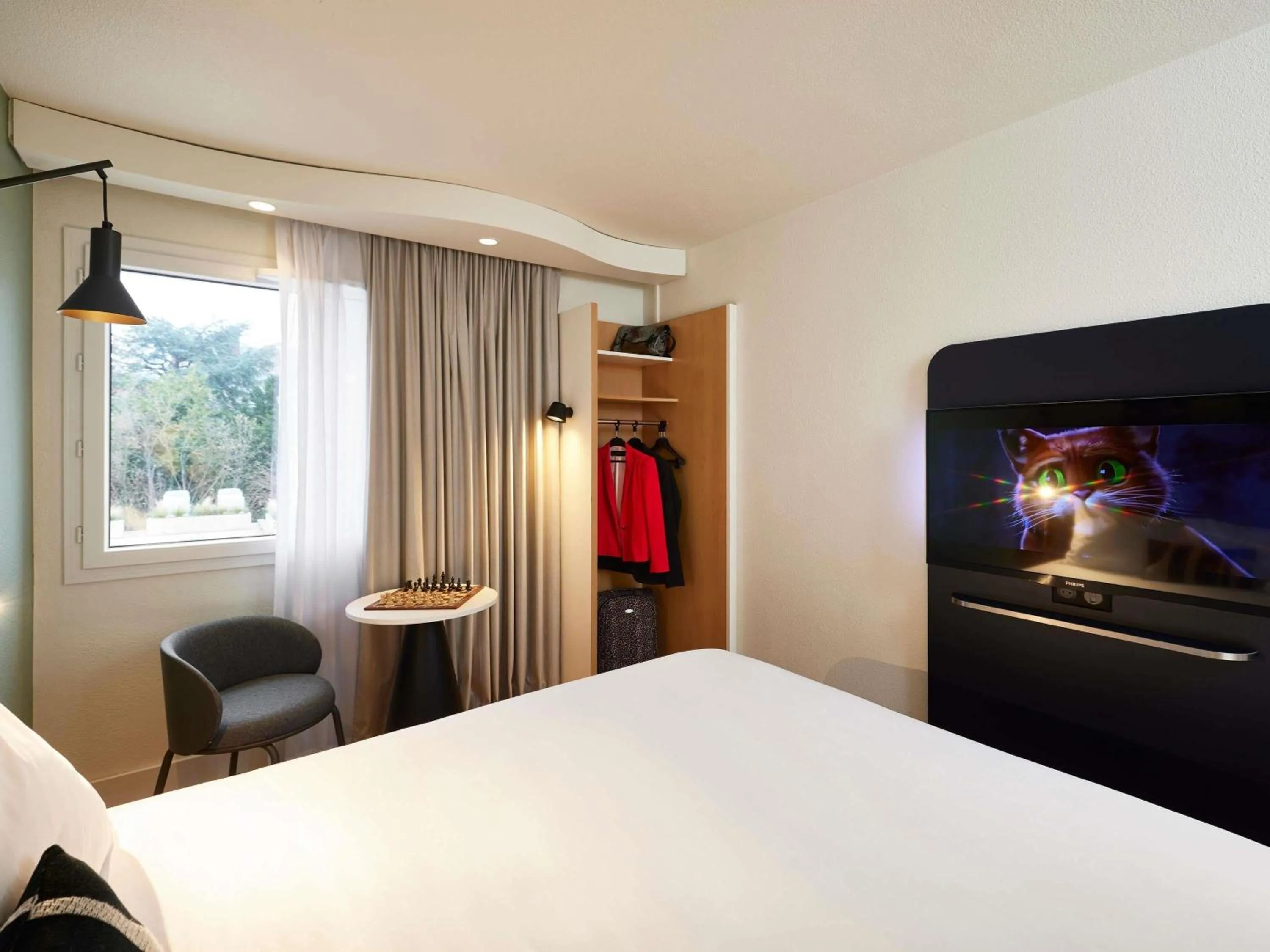 Bedroom, Bed in IBIS Port de plaisance