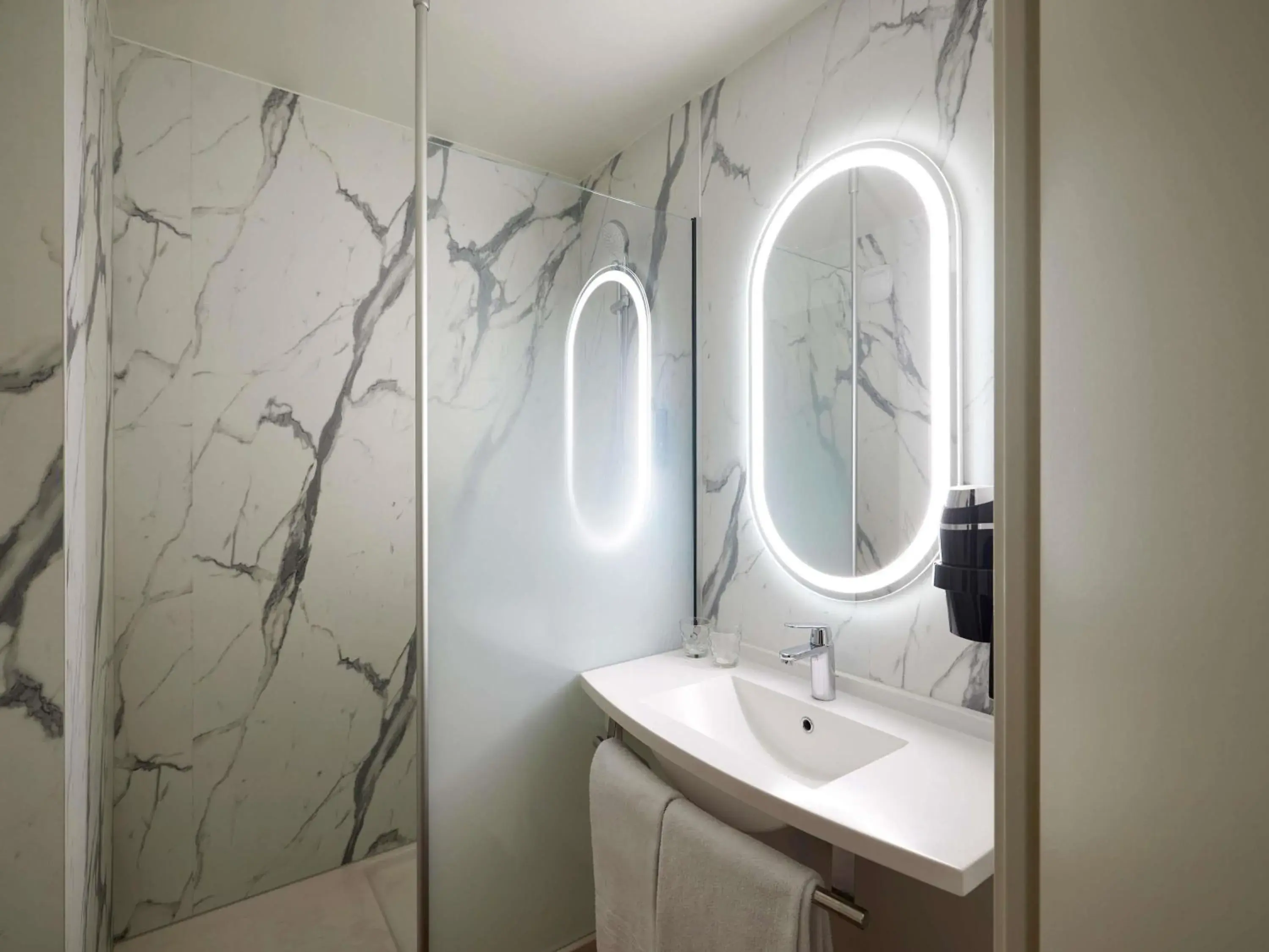 Twin Room in IBIS Port de plaisance Twin Room in IBIS Port de plaisance