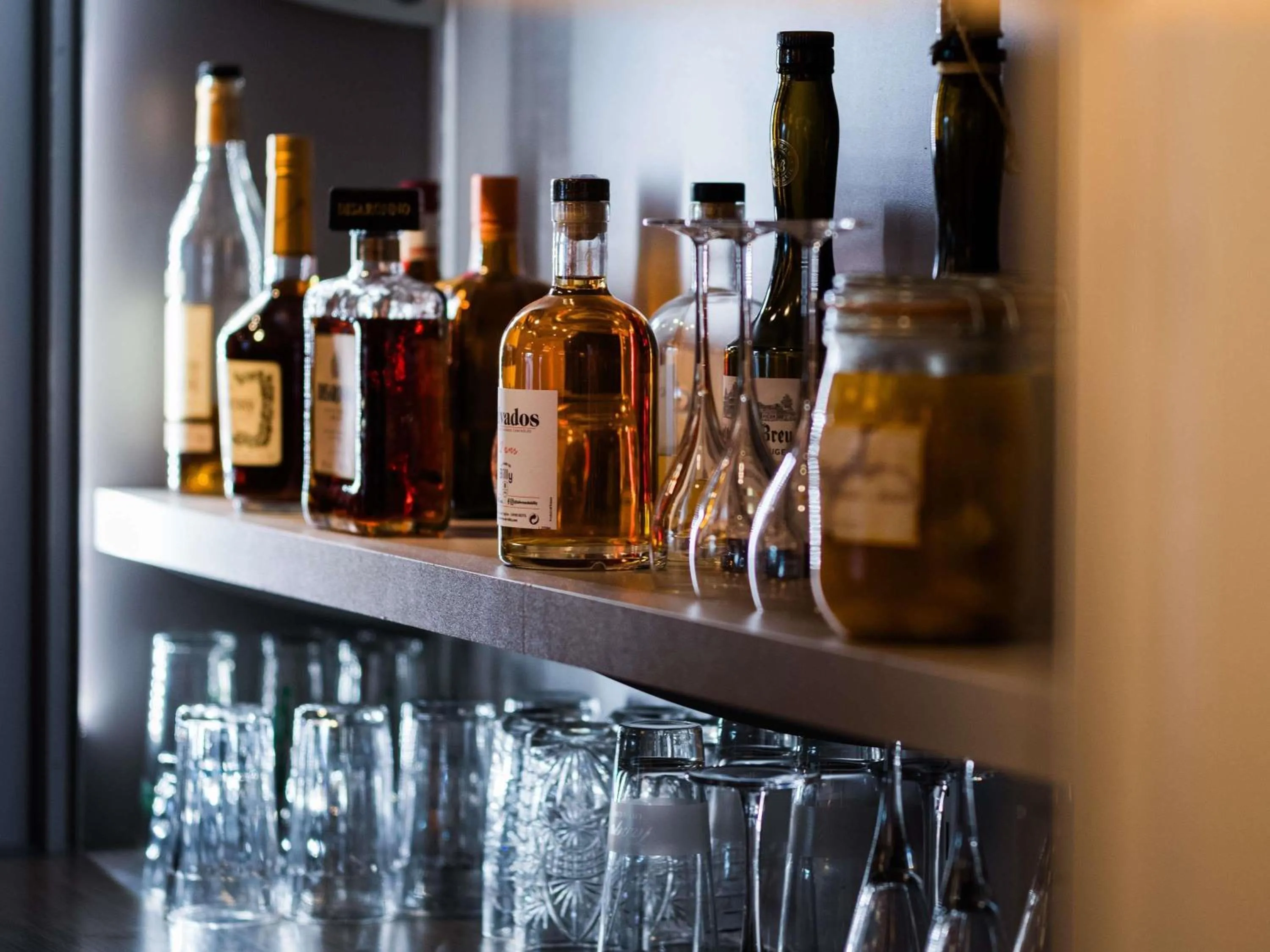 Lounge or bar in IBIS Port de plaisance