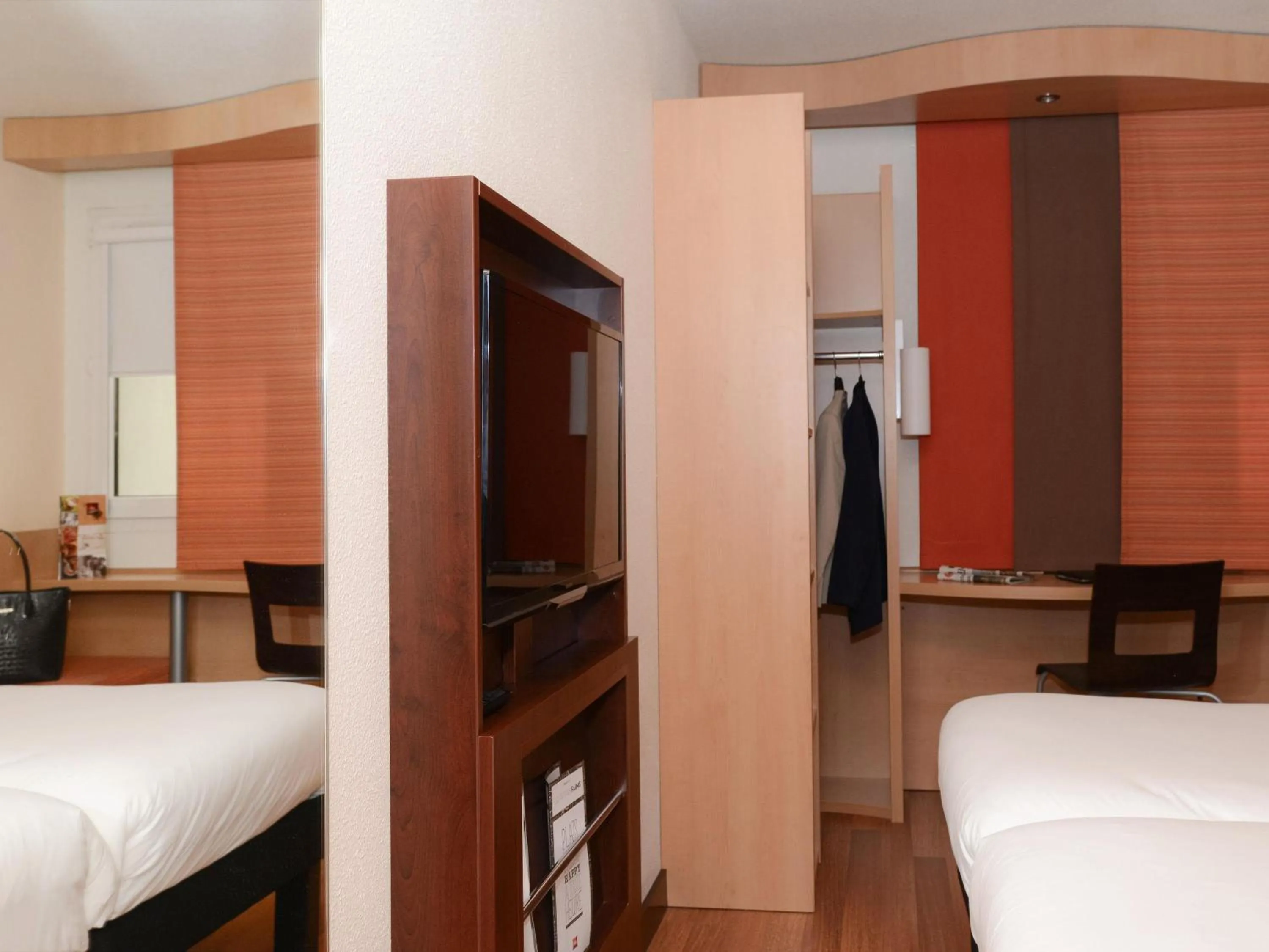 Bedroom, Bed in IBIS Port de plaisance