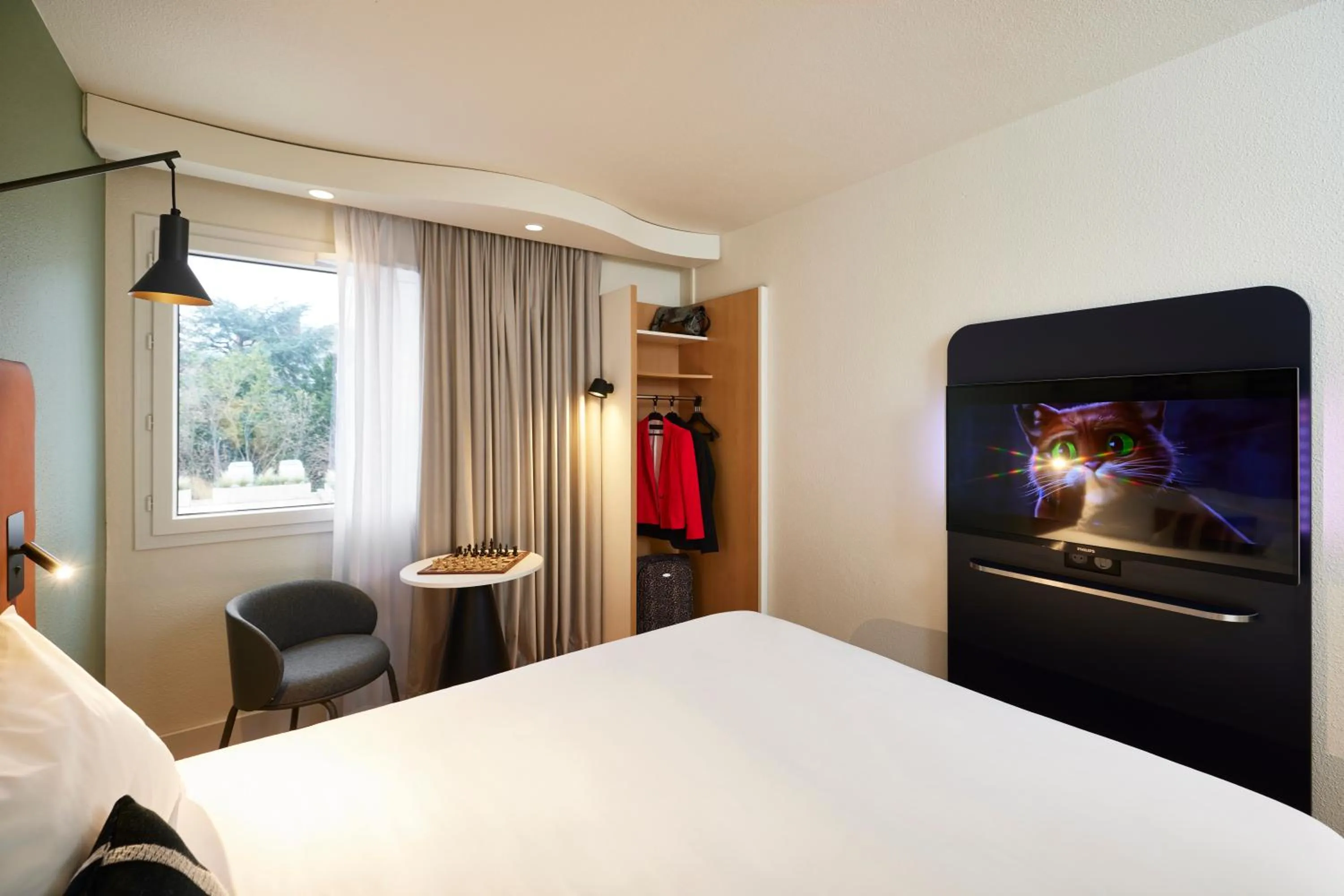 Bedroom, Bed in IBIS Port de plaisance