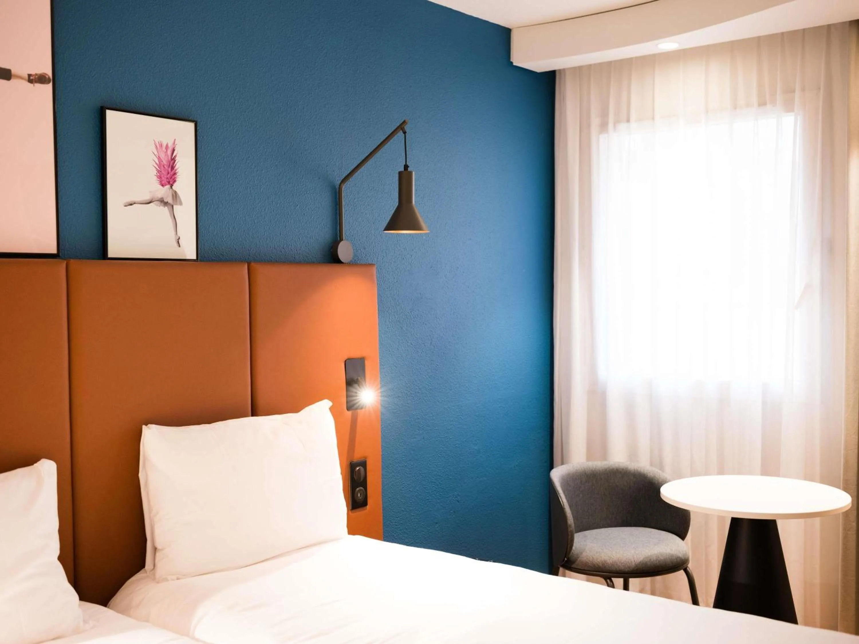 Bedroom, Bed in IBIS Port de plaisance