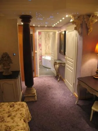 Photo of the whole room, Bed in La Roseraie Biebler