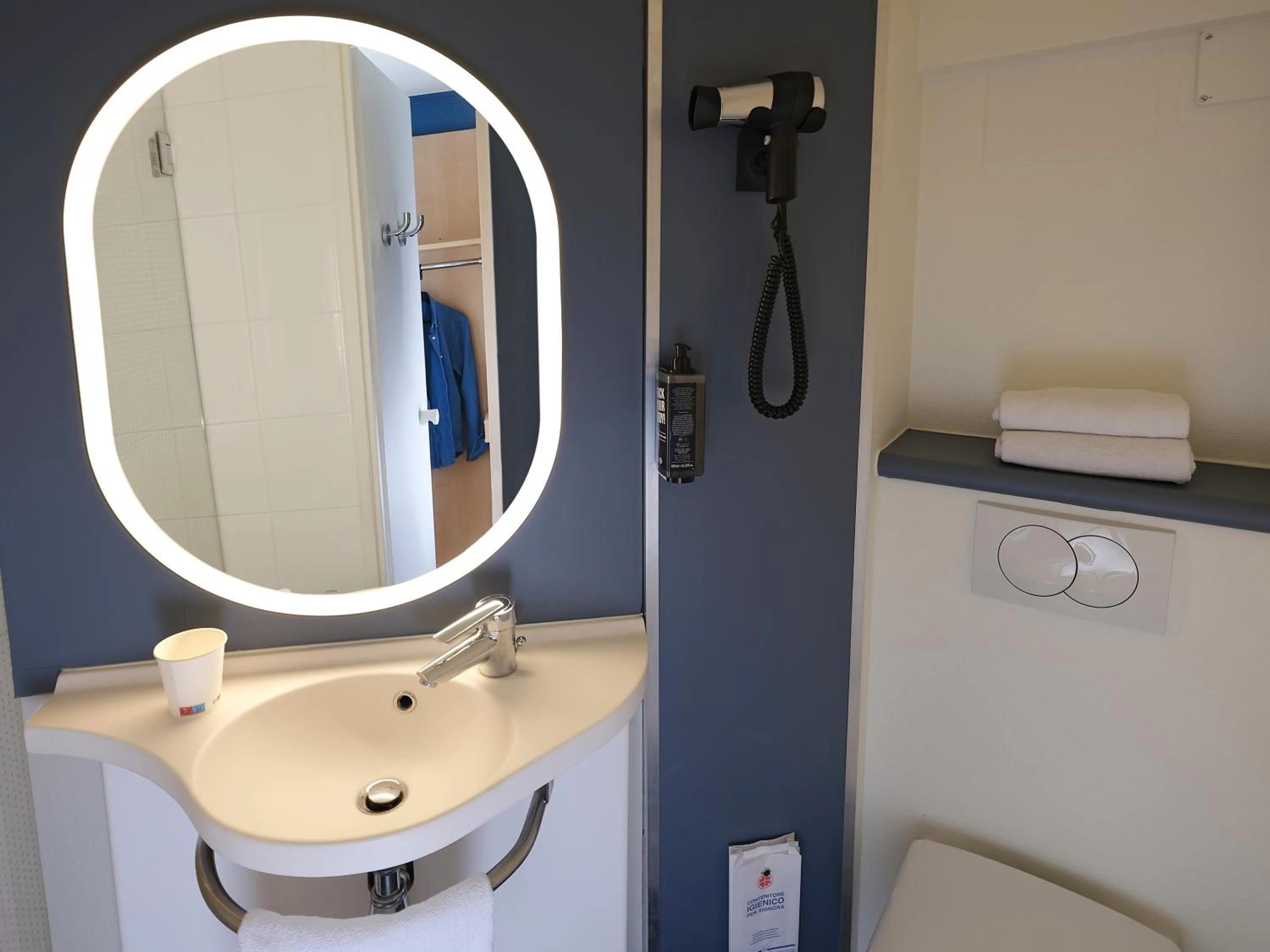 Toilet in ibis Toulouse Pont Jumeaux