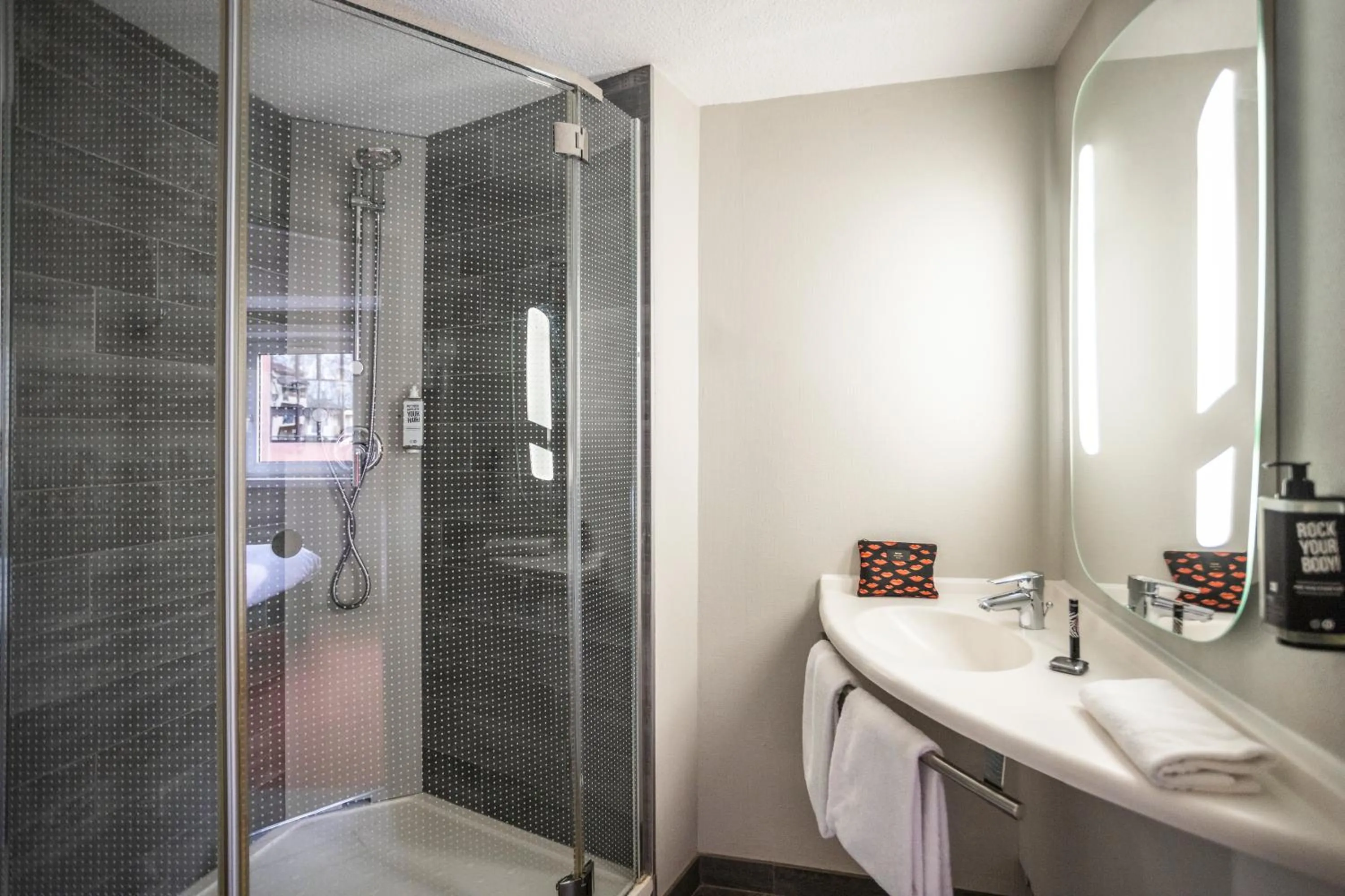 Bathroom in ibis Toulouse Pont Jumeaux