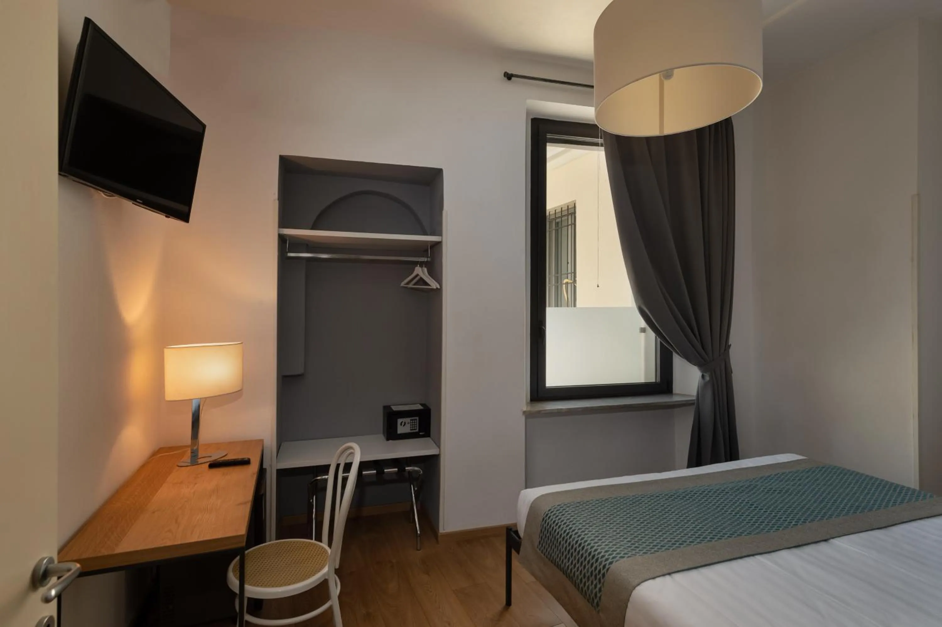 TV and multimedia, Bed in Hotel dei Gonzaga, MantegnaHotels