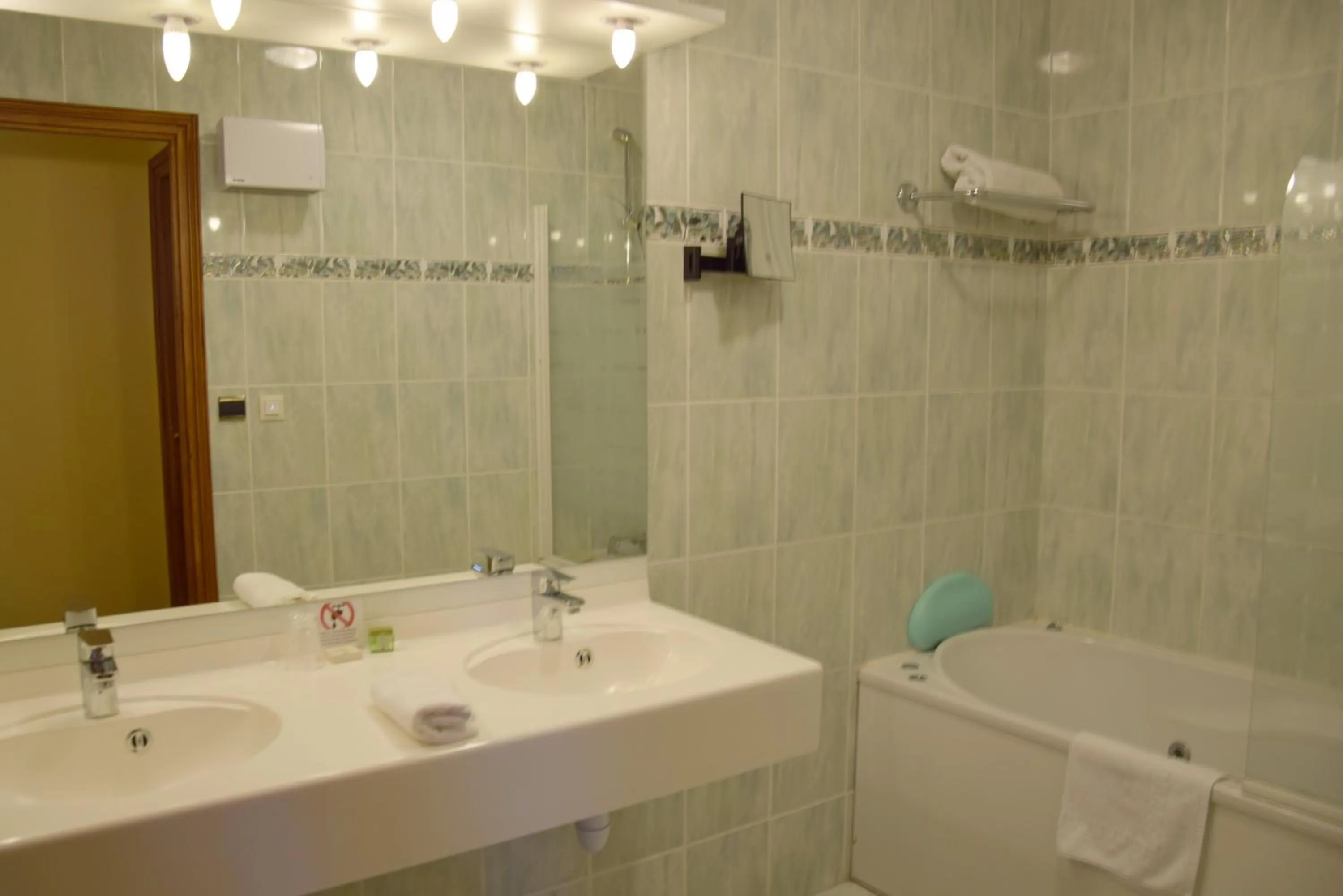 Bathroom in Logis Le Saint Nicolas