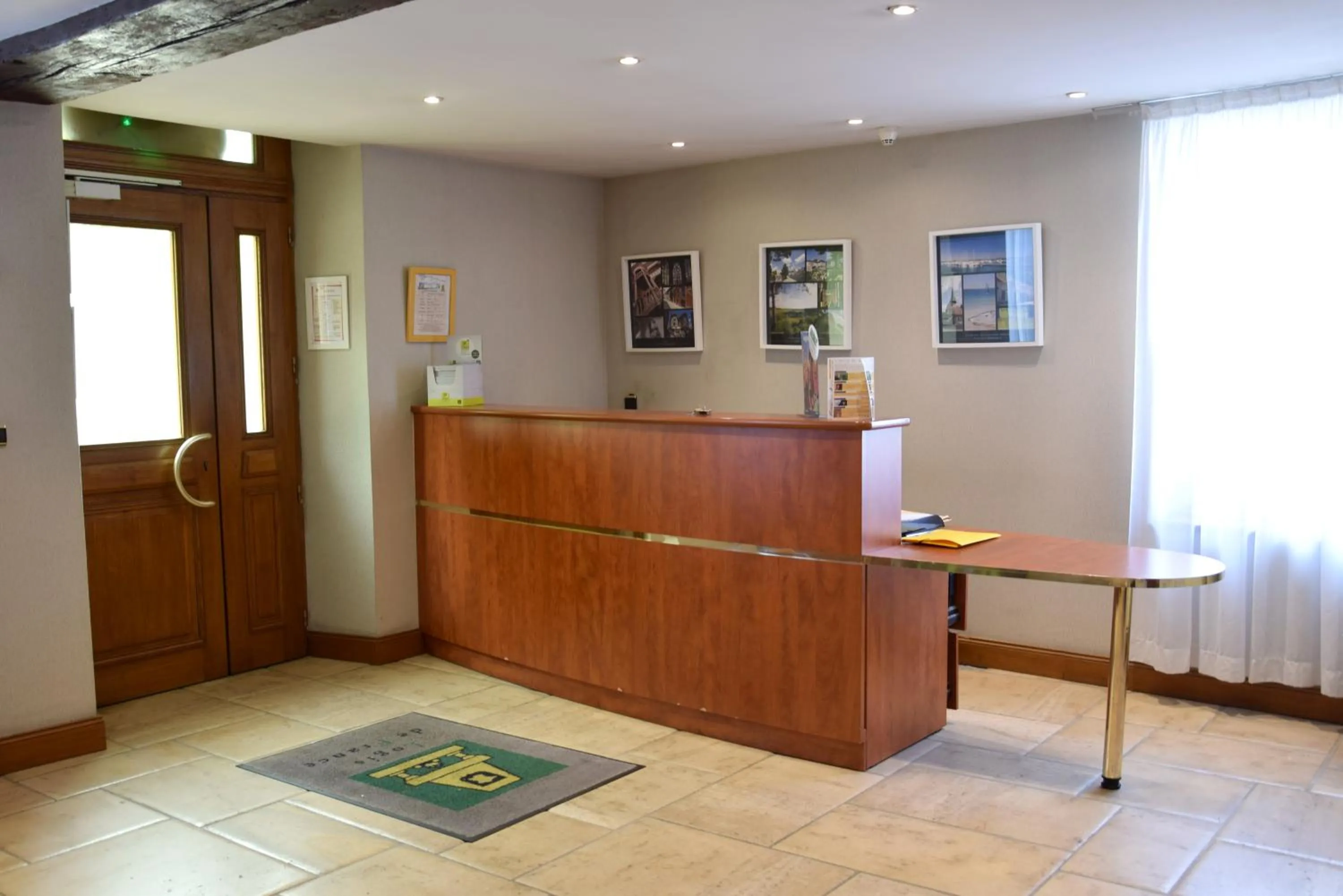 Lobby or reception in Logis Le Saint Nicolas