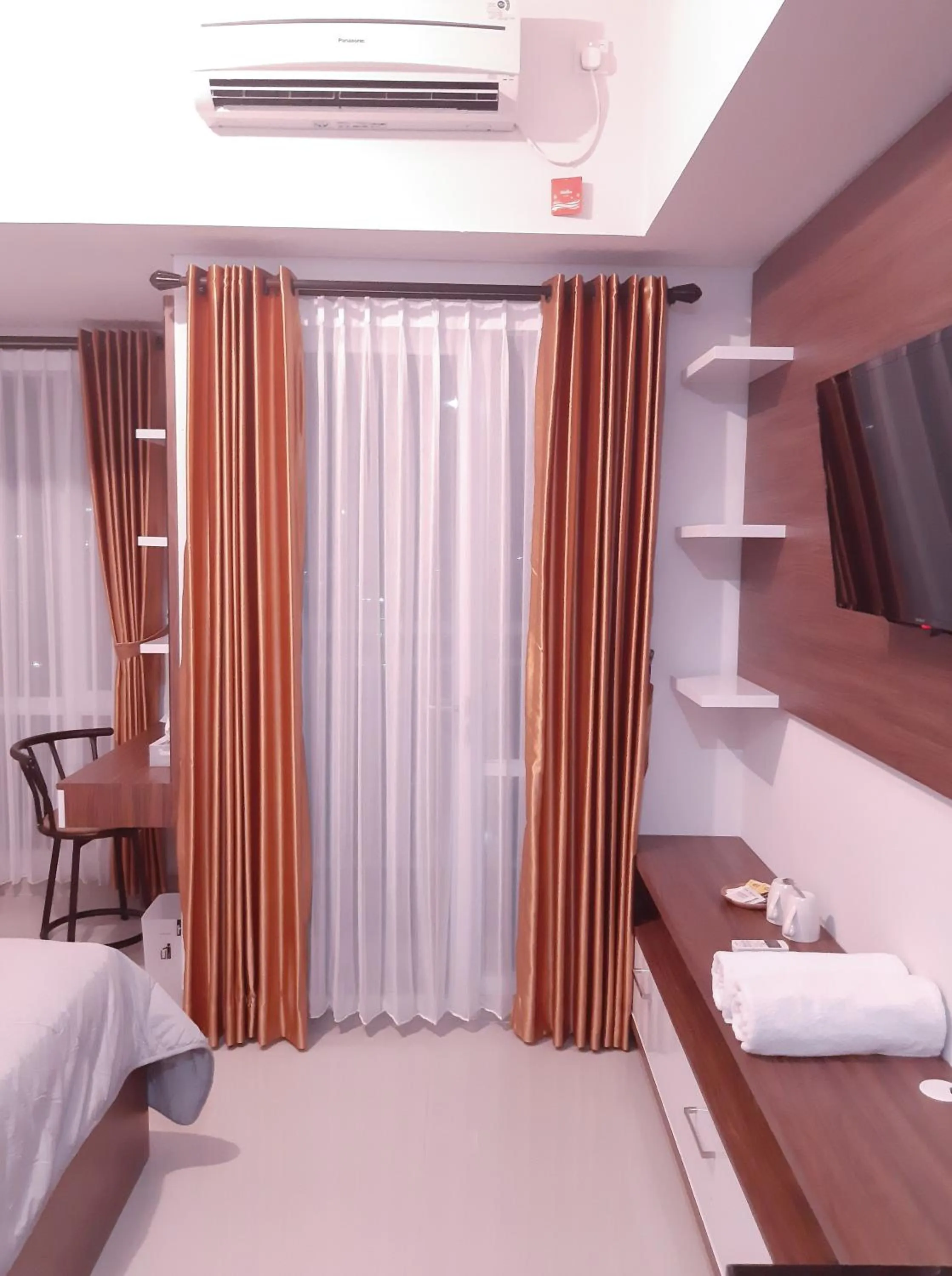 TV and multimedia, Bed in Apartemen Taman Melati Sinduadi By NGINAP