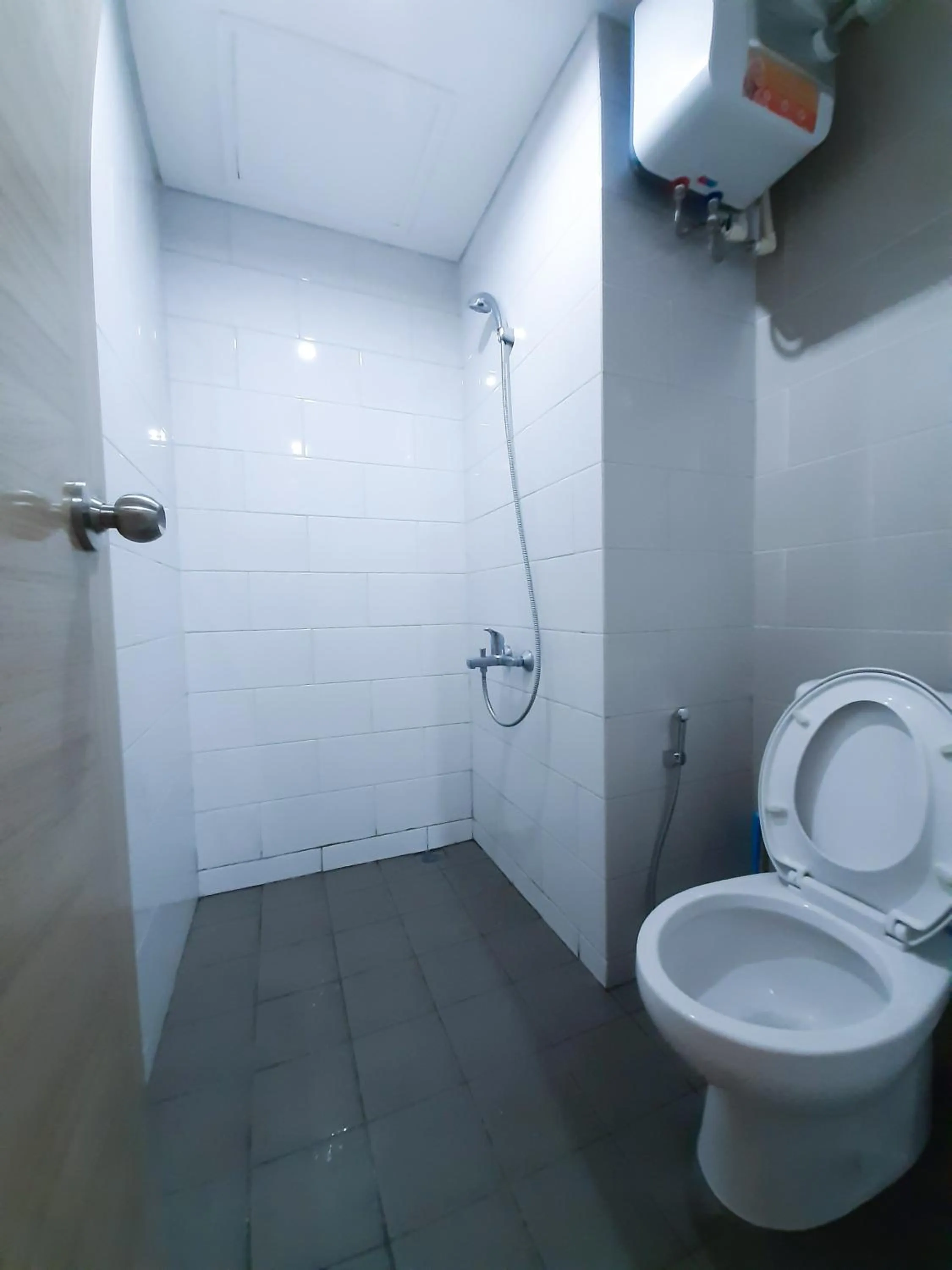 Shower in Apartemen Taman Melati Sinduadi By NGINAP