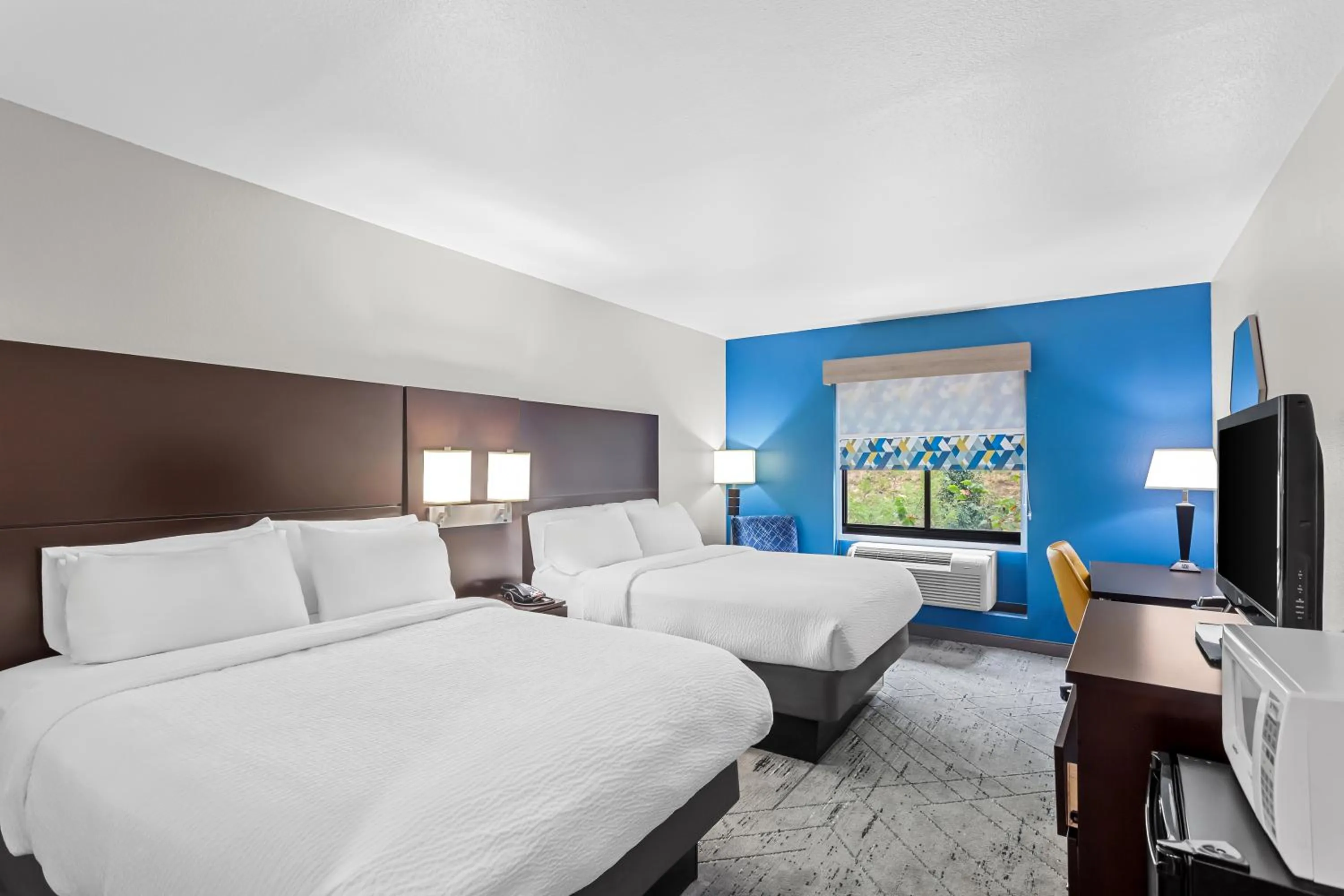Bedroom, Bed in Holiday Inn Express & Suites Cross Lanes by IHG