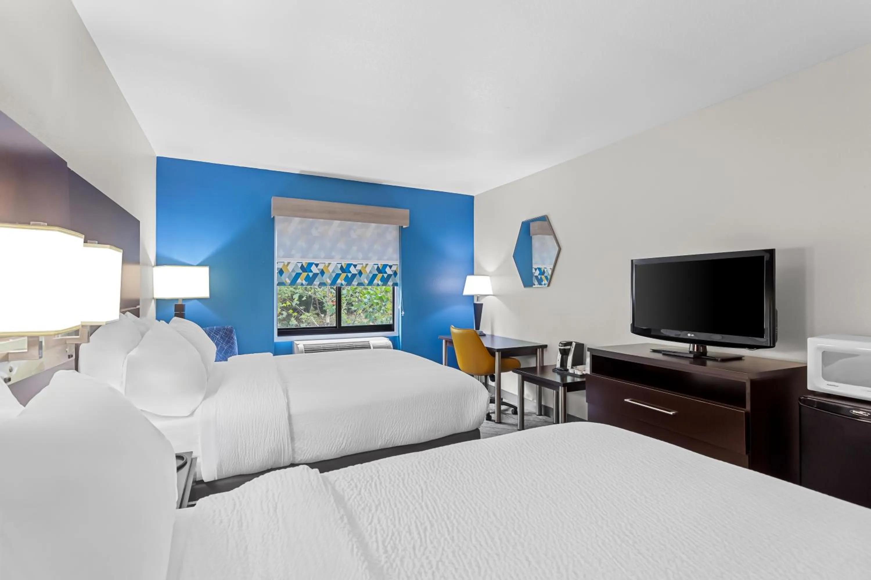 Bedroom, Bed in Holiday Inn Express & Suites Cross Lanes by IHG