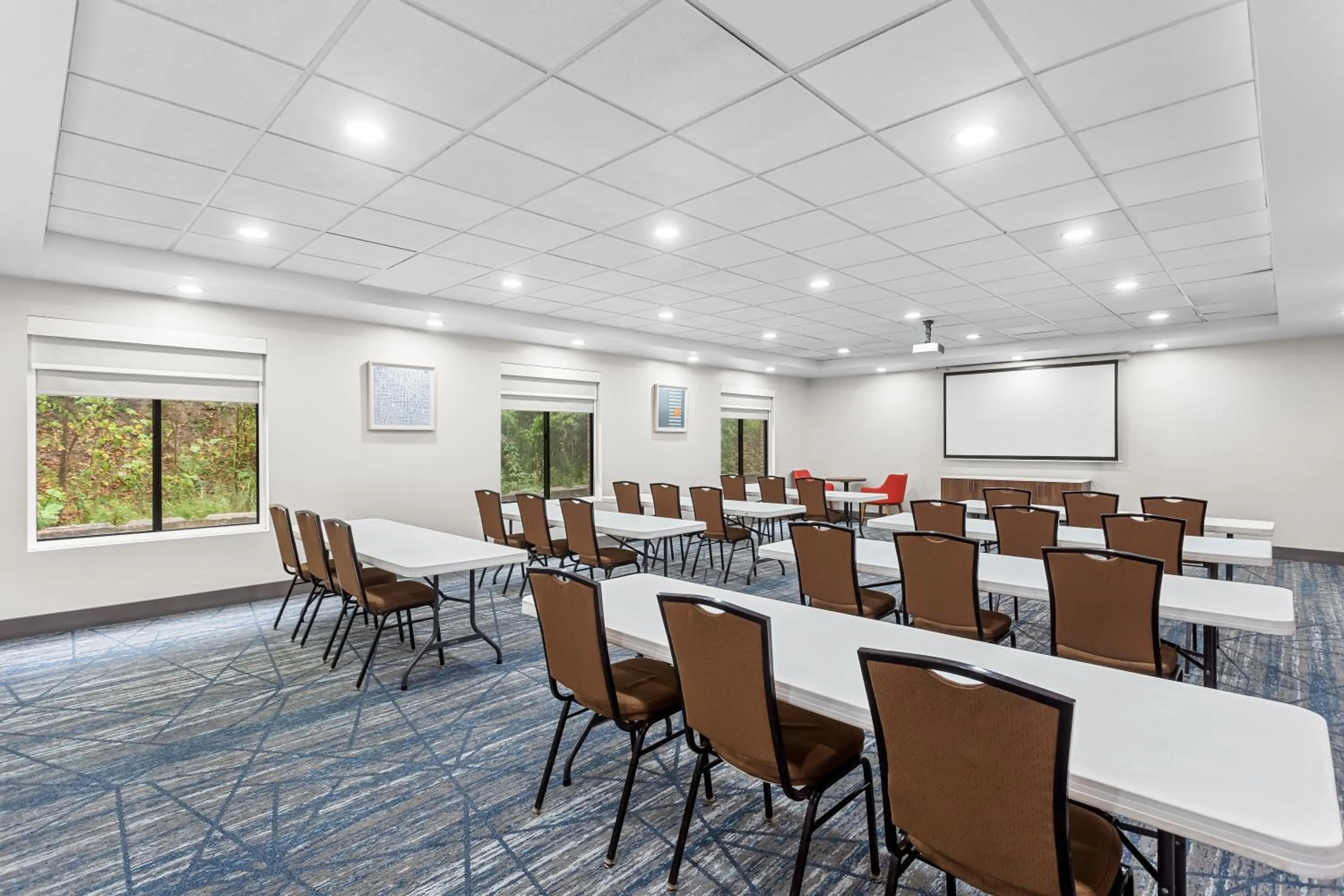 Meeting/conference room in Holiday Inn Express & Suites Cross Lanes by IHG