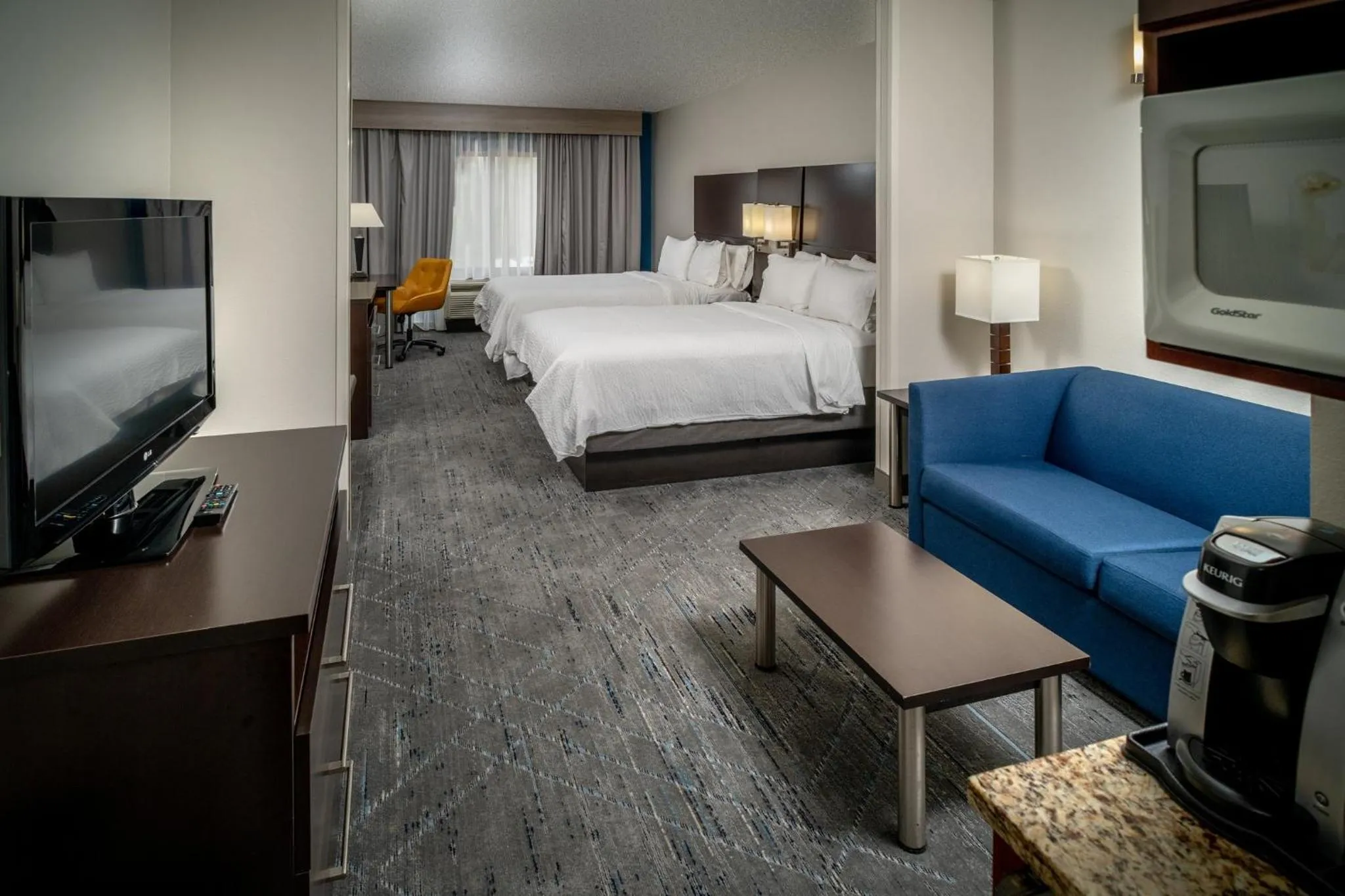 Photo of the whole room, Bed in Holiday Inn Express & Suites Cross Lanes by IHG