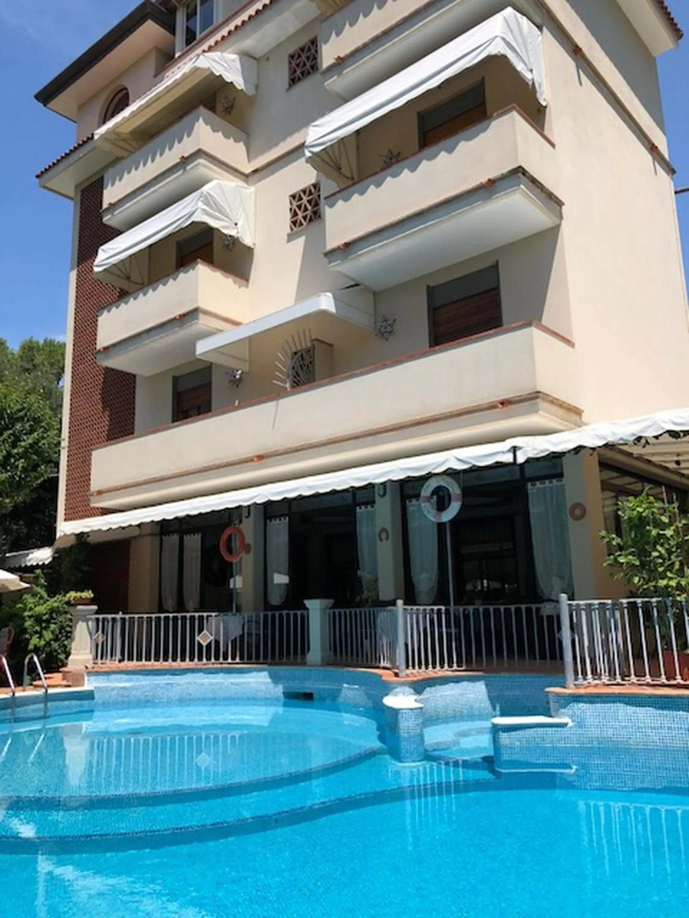 Swimming pool in Hotel Kyrton