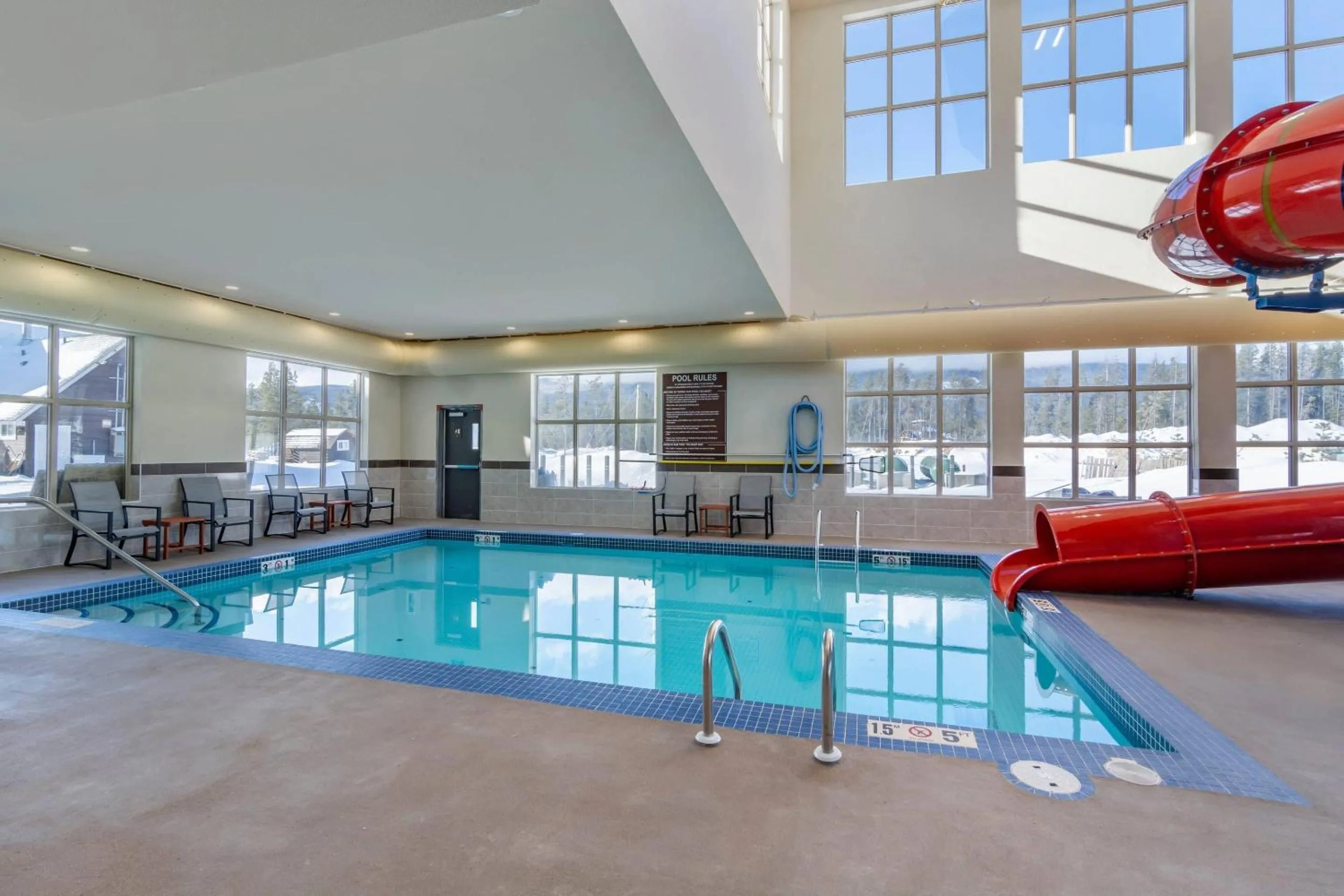 Swimming pool in Comfort Inn & Suites