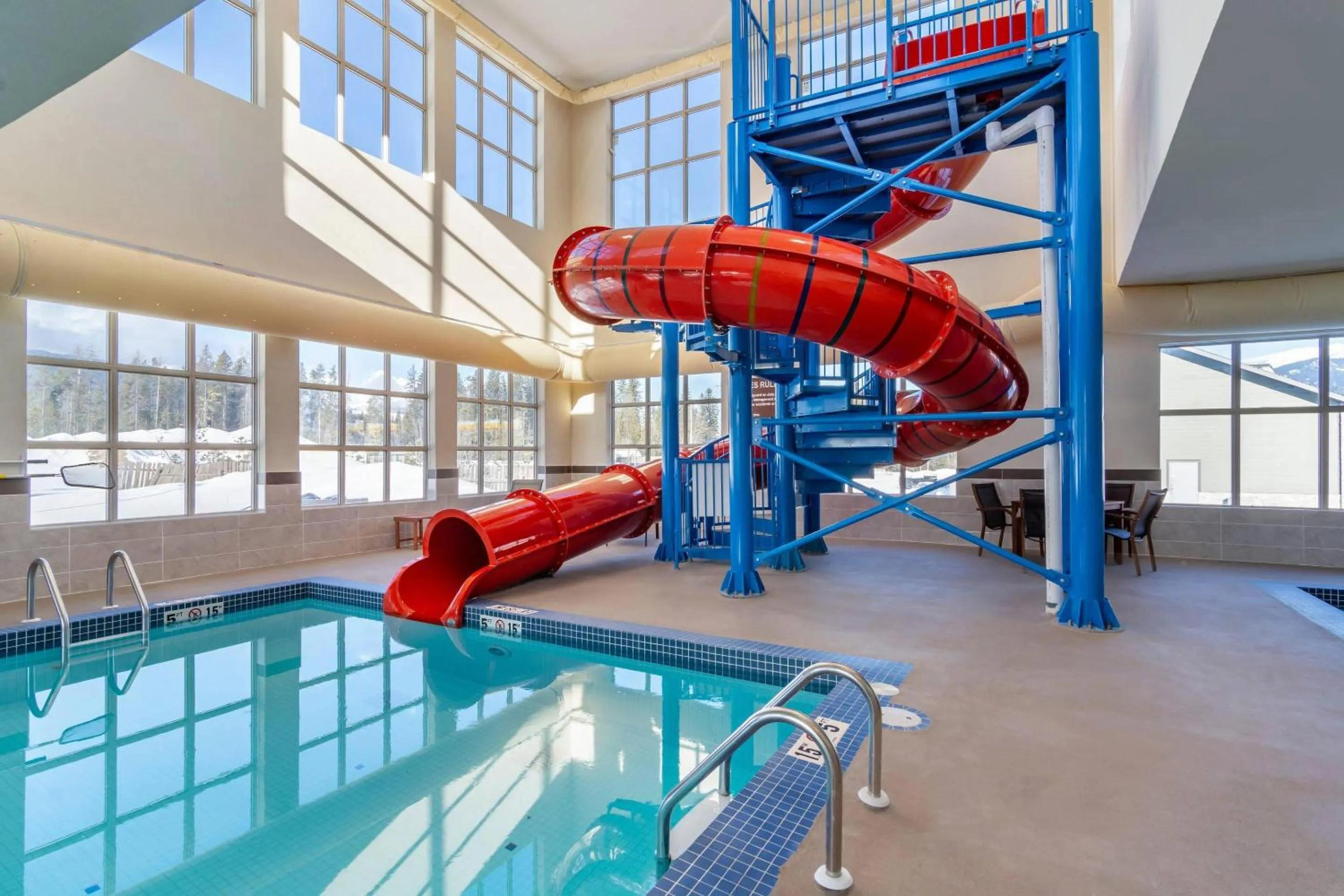 Swimming pool in Comfort Inn & Suites