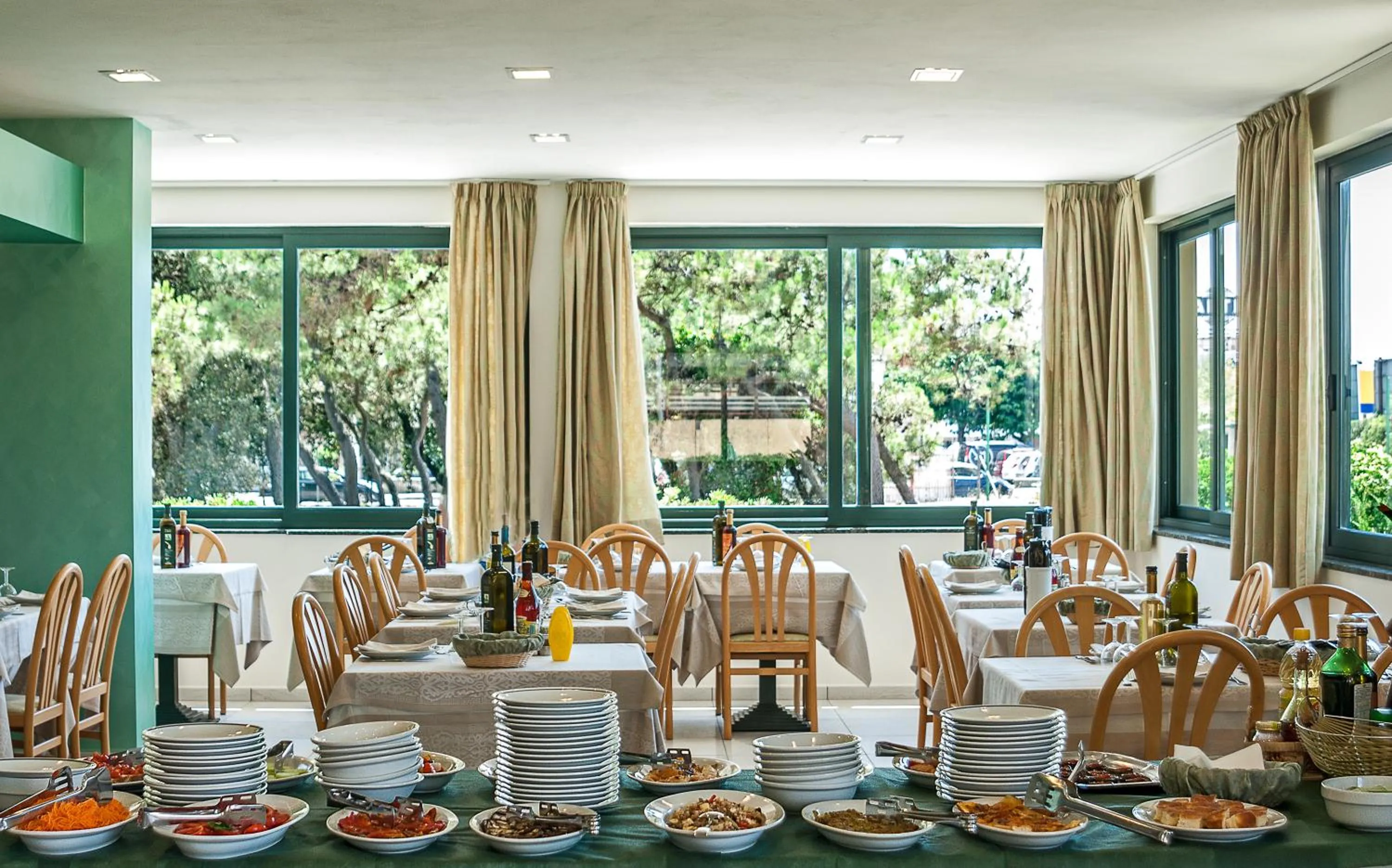 Restaurant/places to eat in Hotel Paris