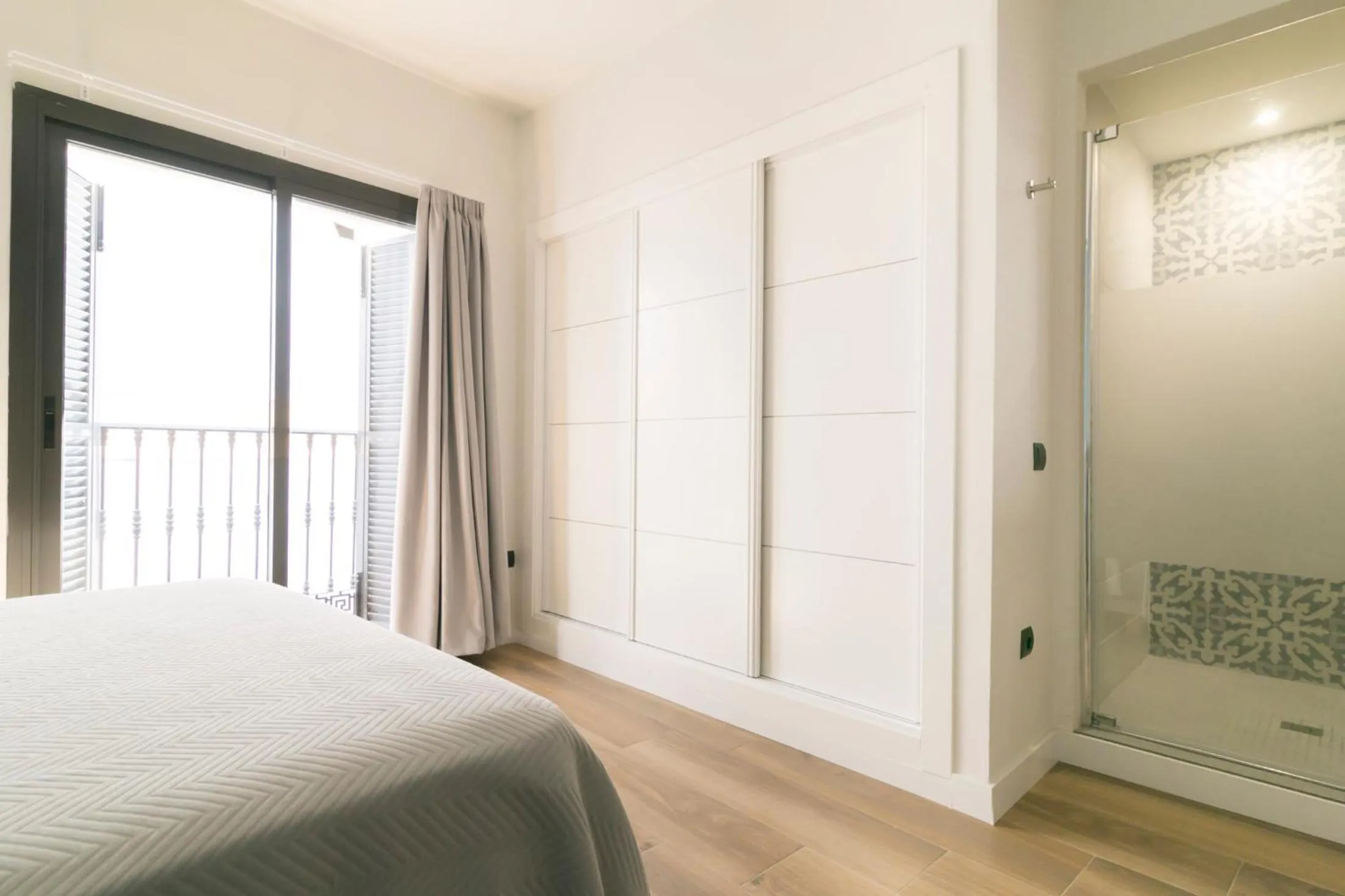 Shower, Bed in Aqua Apartments Málaga