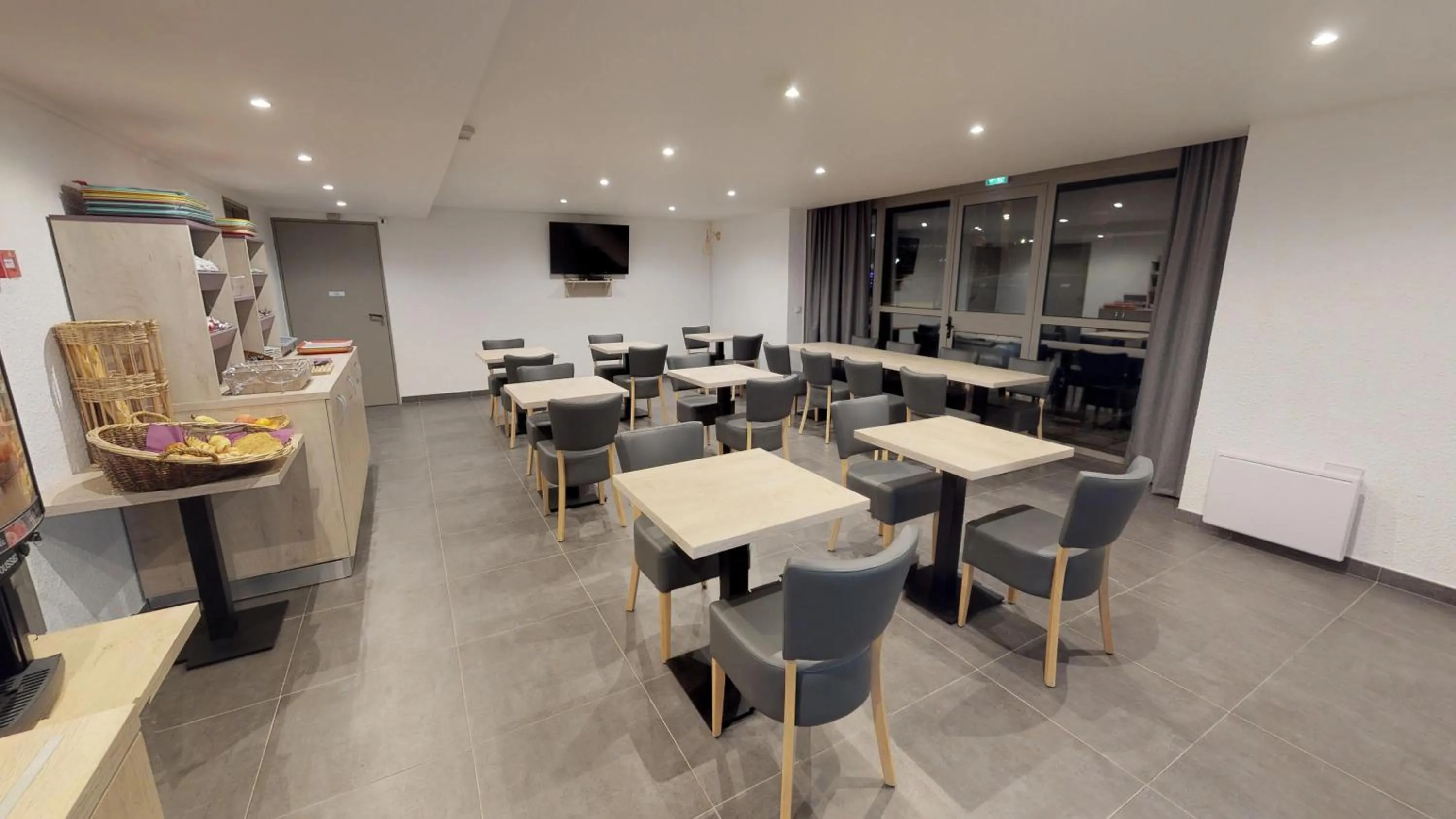 Dining area, Restaurant/Places to Eat in Hôtel du stade ex Kyriad Direct Lille Est Stade Pierre Mauroy