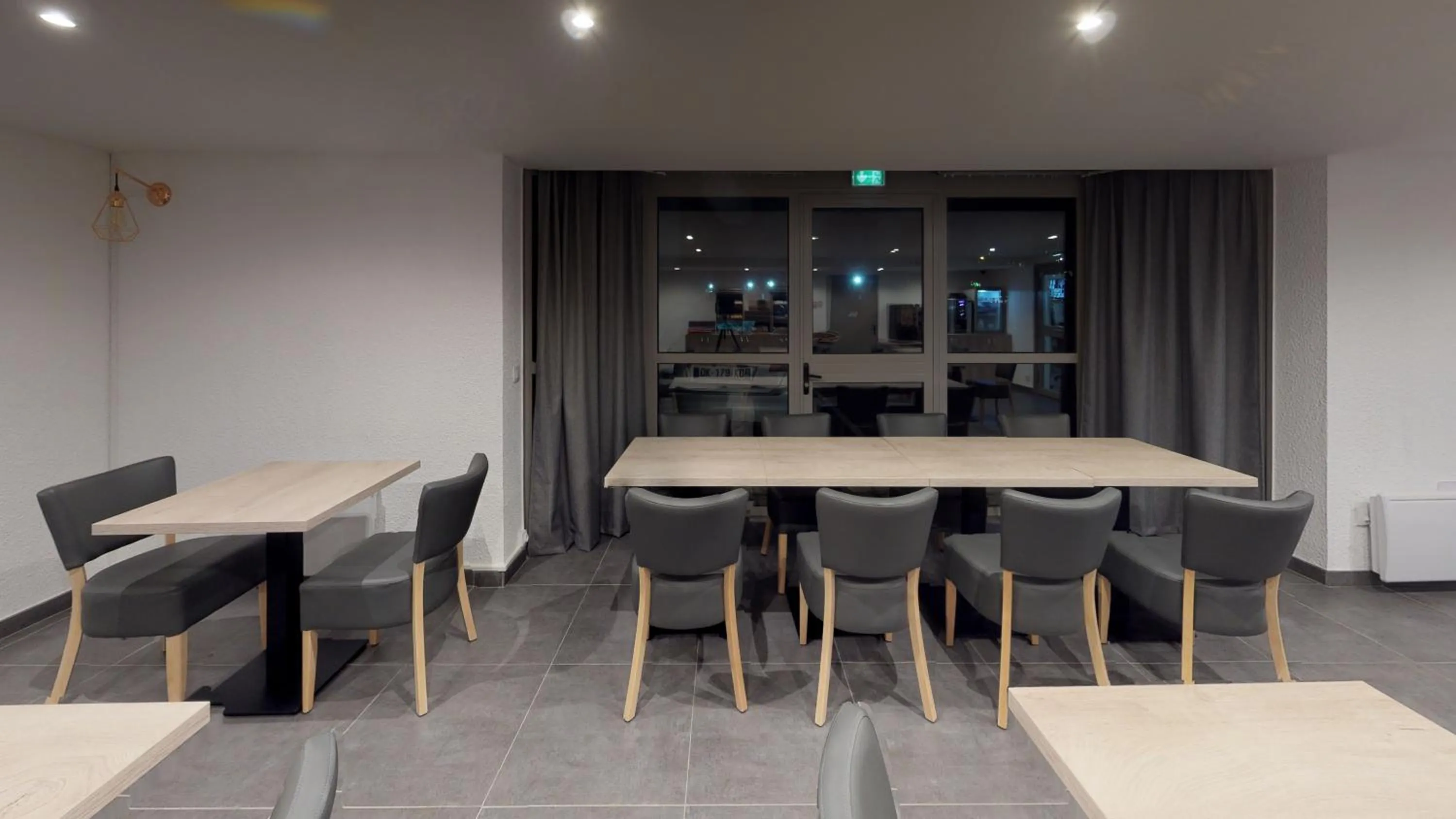 Buffet breakfast, Lounge/Bar in Hôtel du stade ex Kyriad Direct Lille Est Stade Pierre Mauroy