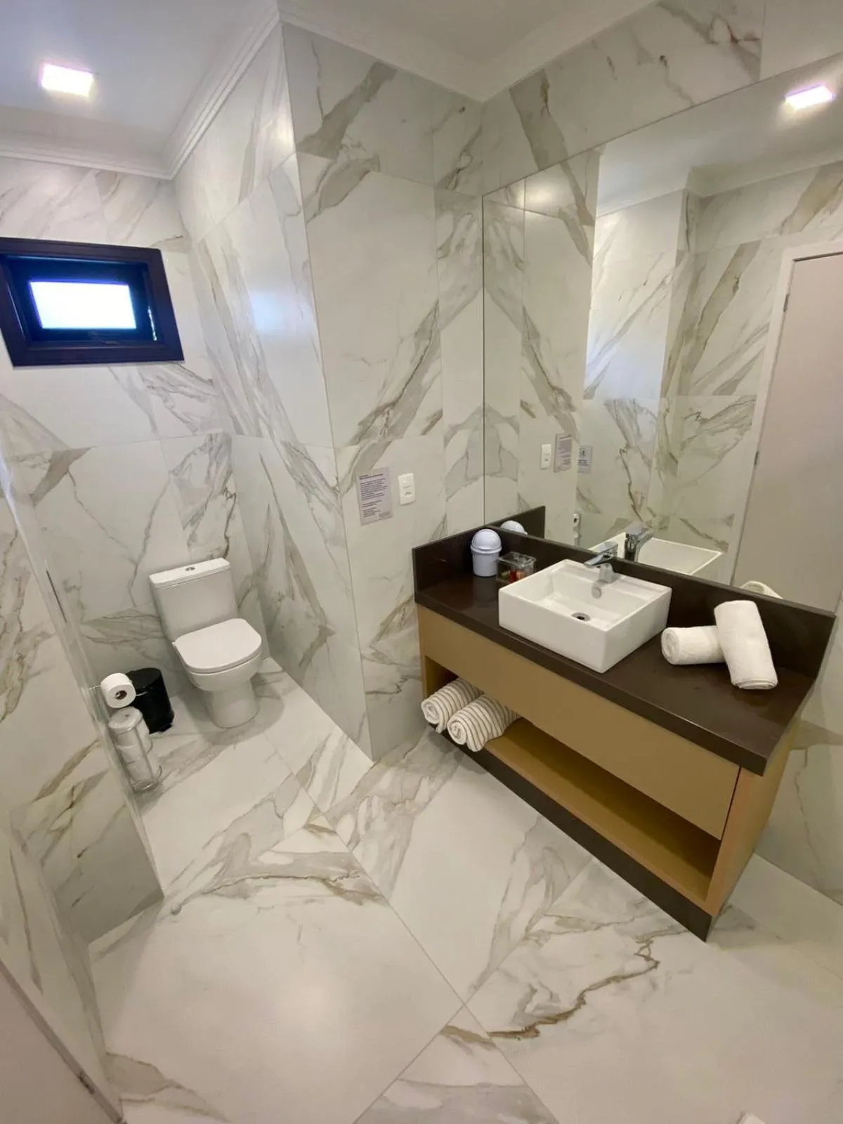 Toilet in Estaleiro Guest House