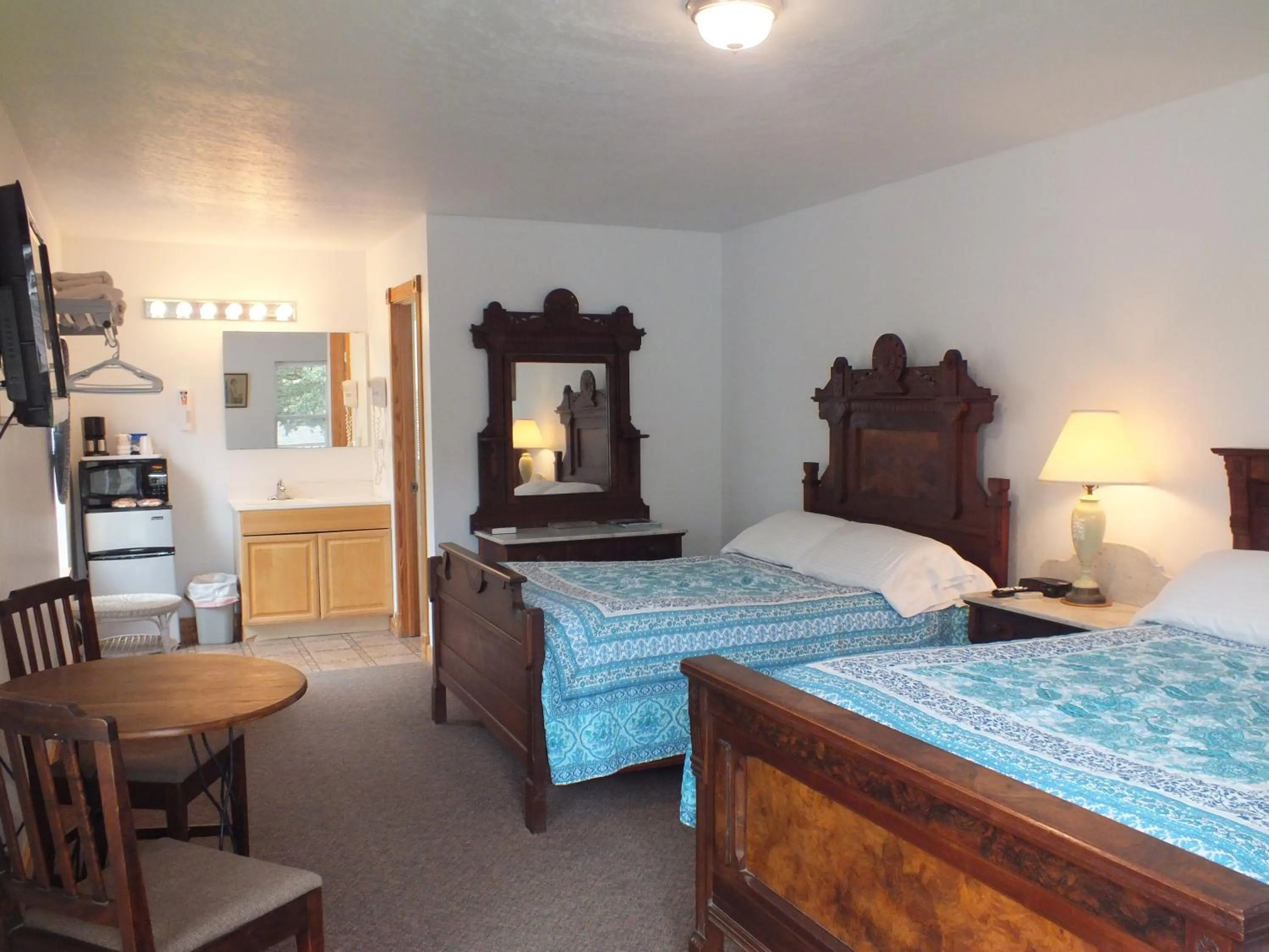 Bedroom, Bed in Scarborough Inn
