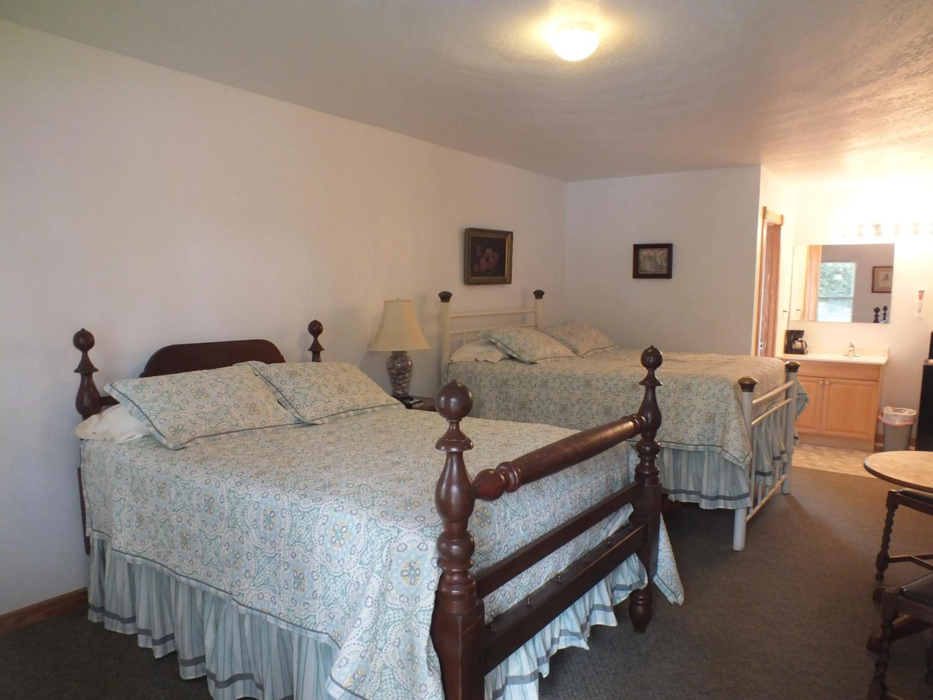 Bedroom, Bed in Scarborough Inn