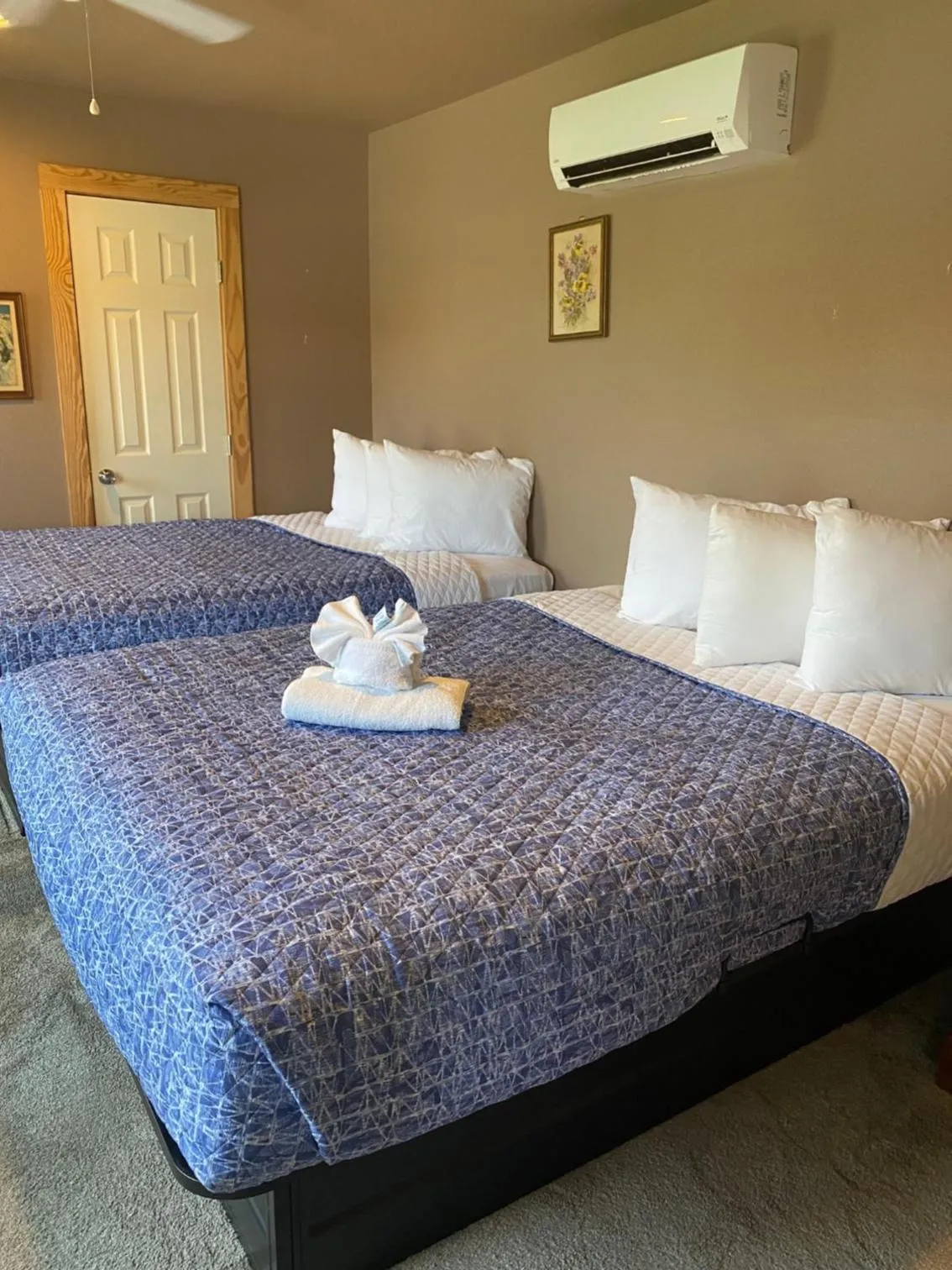 Bedroom, Bed in Scarborough Inn