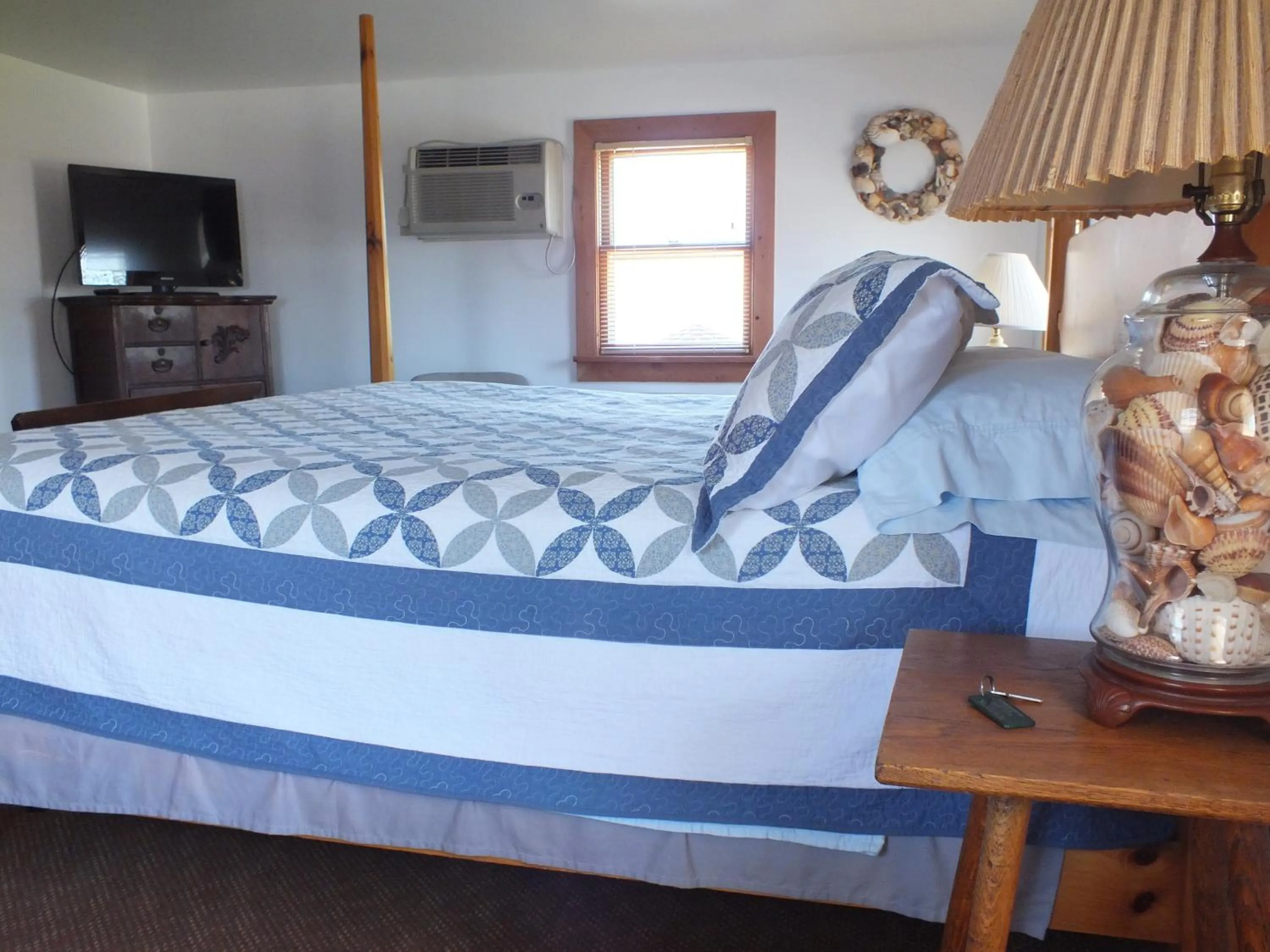 Bedroom, Bed in Scarborough Inn