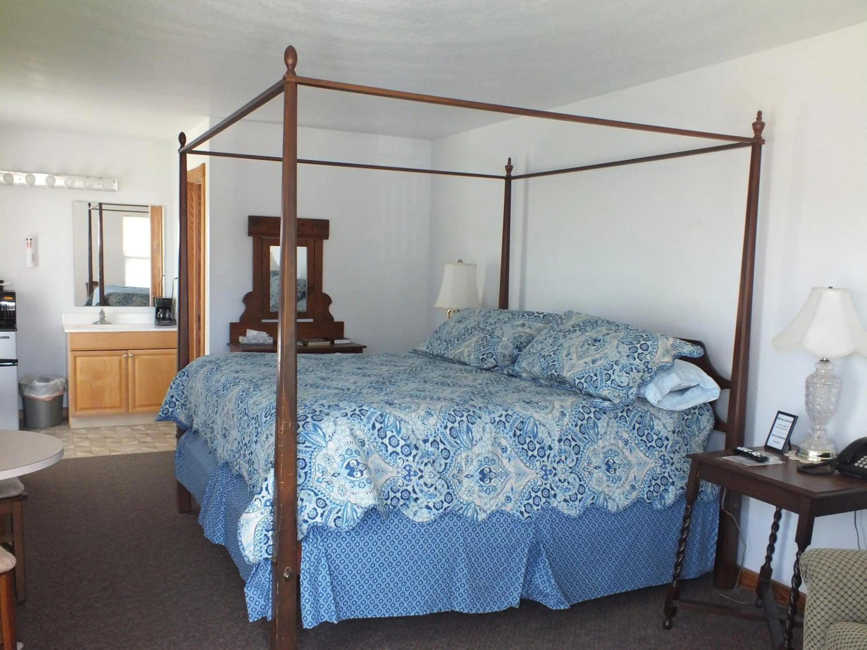 Bedroom, Bed in Scarborough Inn