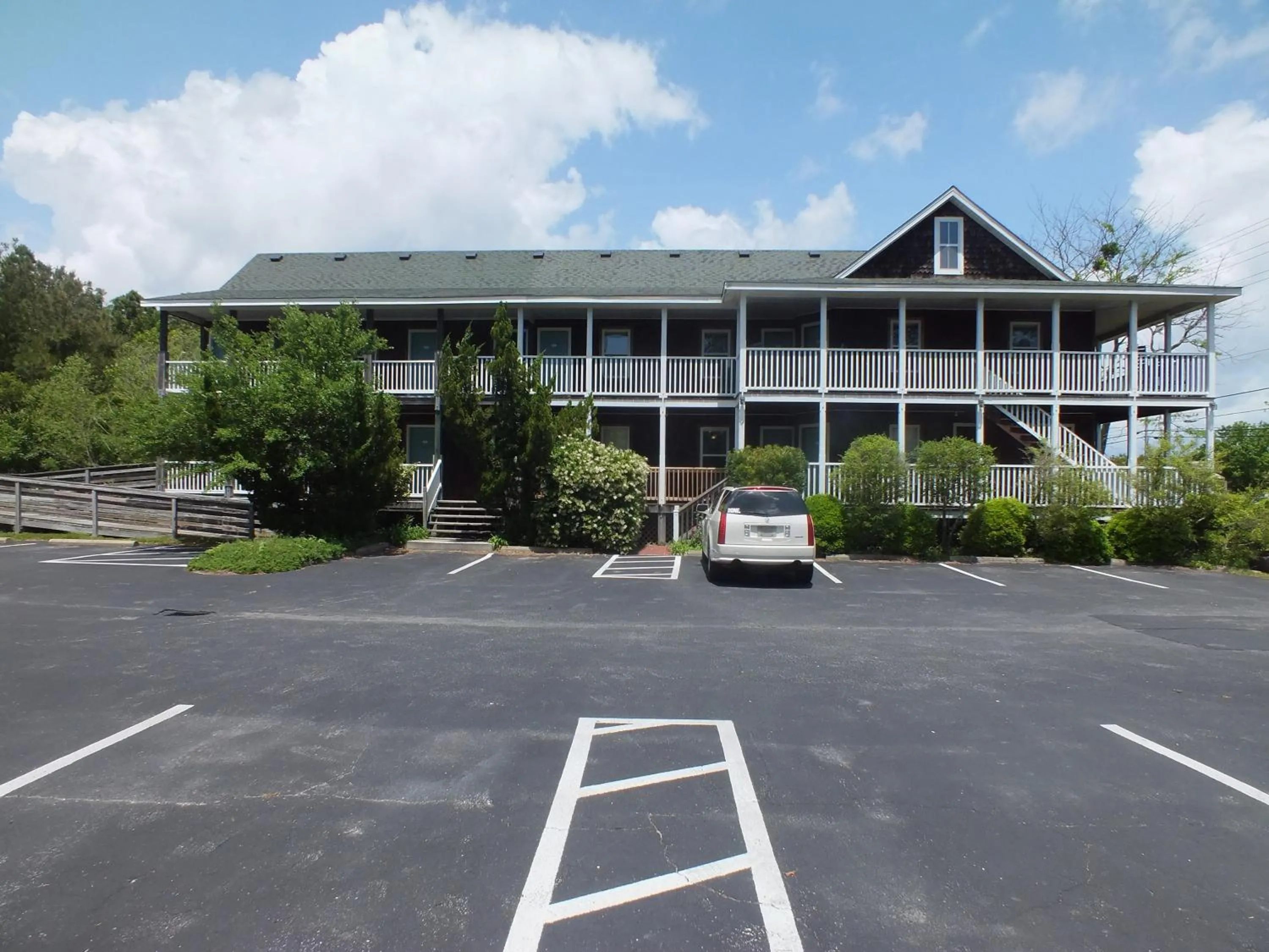 Facade/entrance in Scarborough Inn