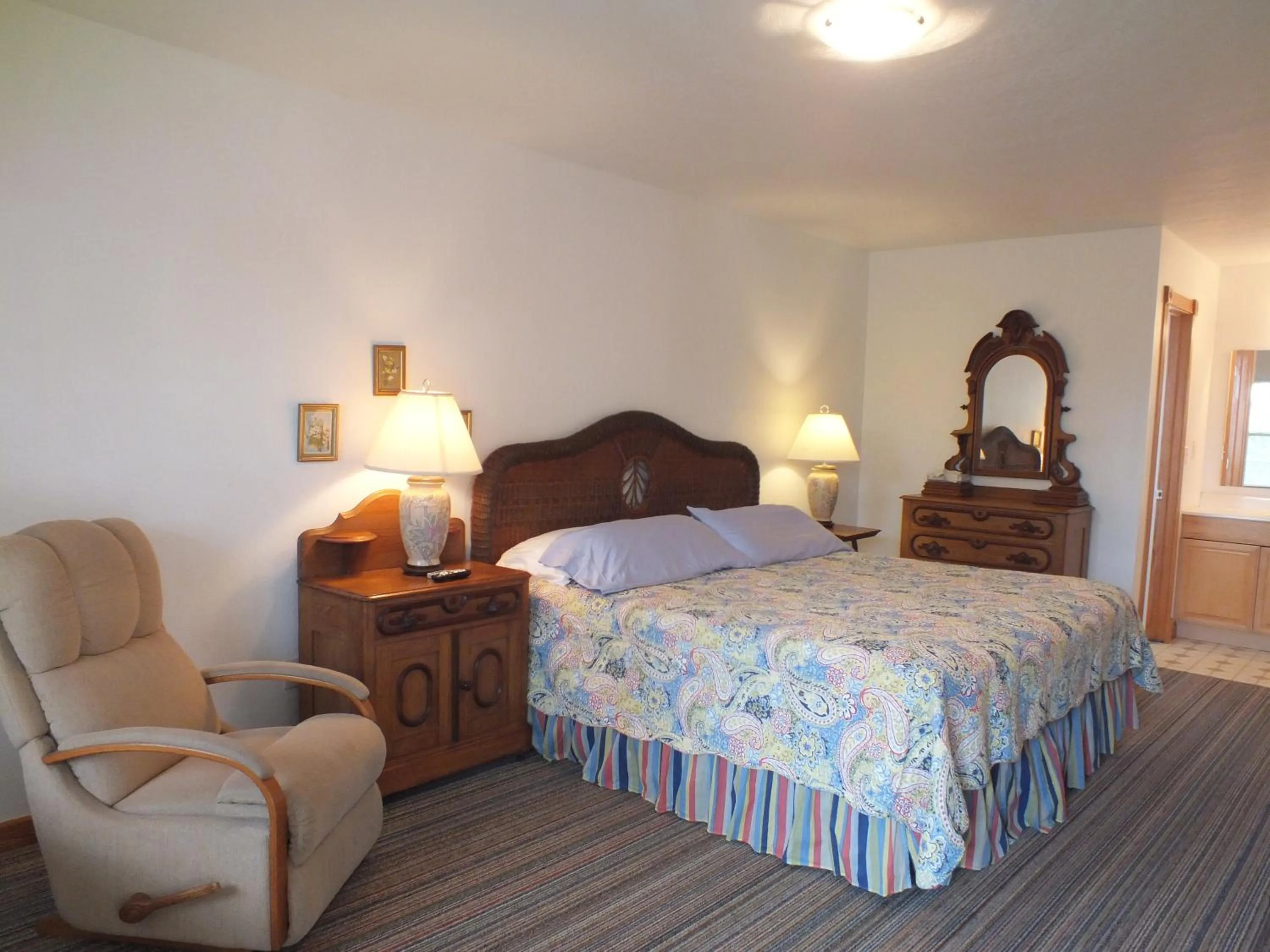 Bedroom, Bed in Scarborough Inn