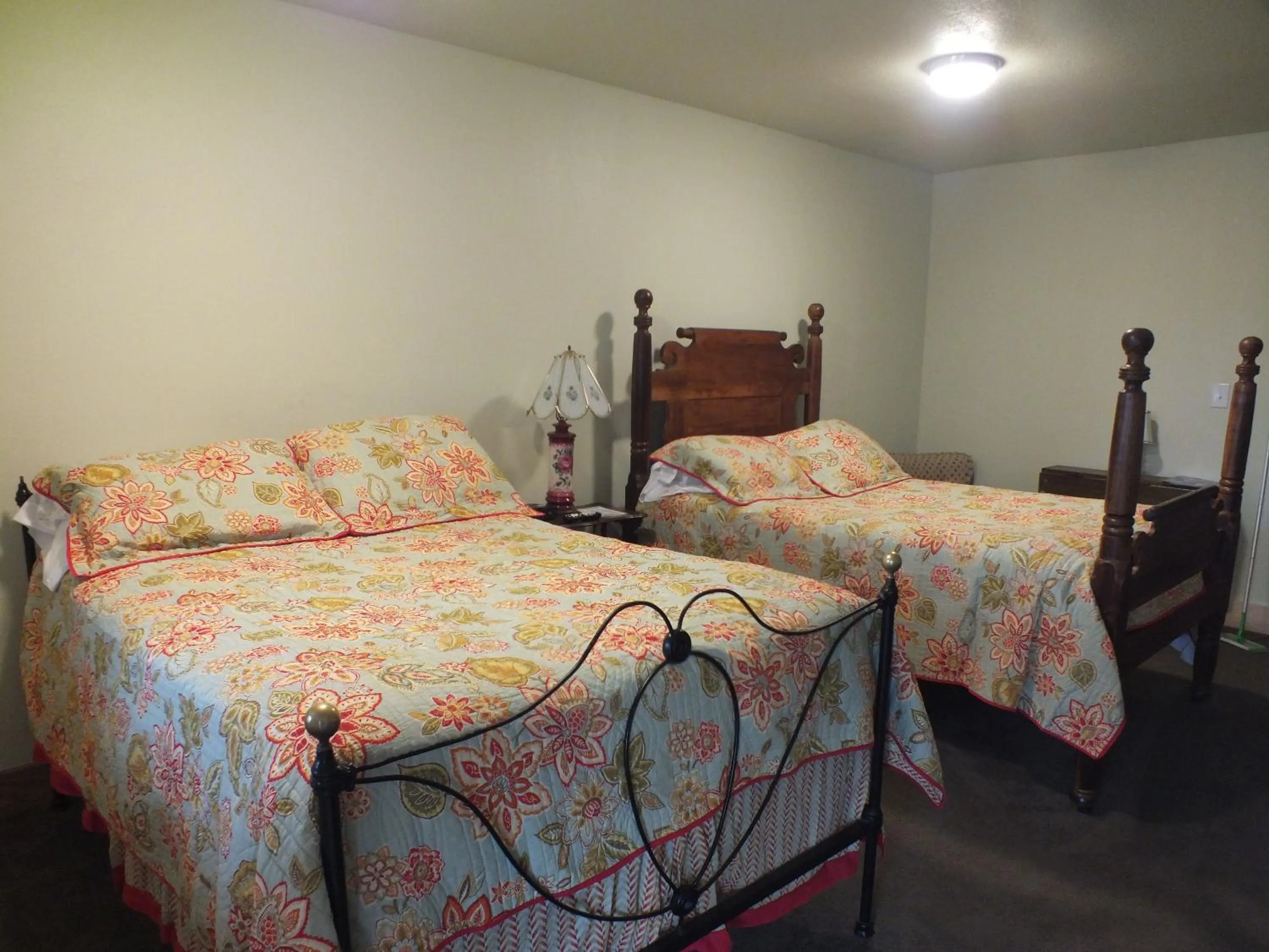 Bedroom, Bed in Scarborough Inn