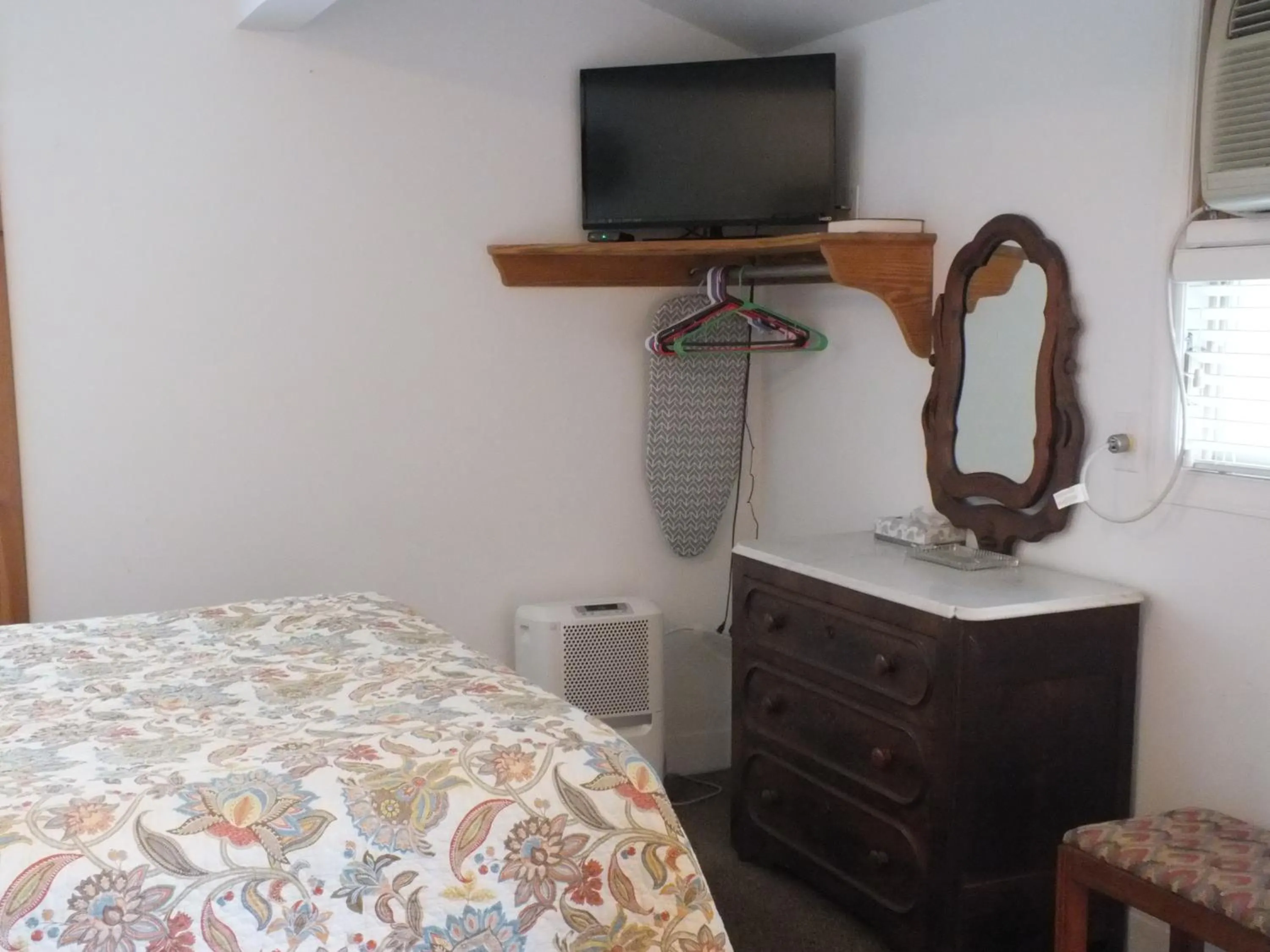 Bedroom, Bed in Scarborough Inn