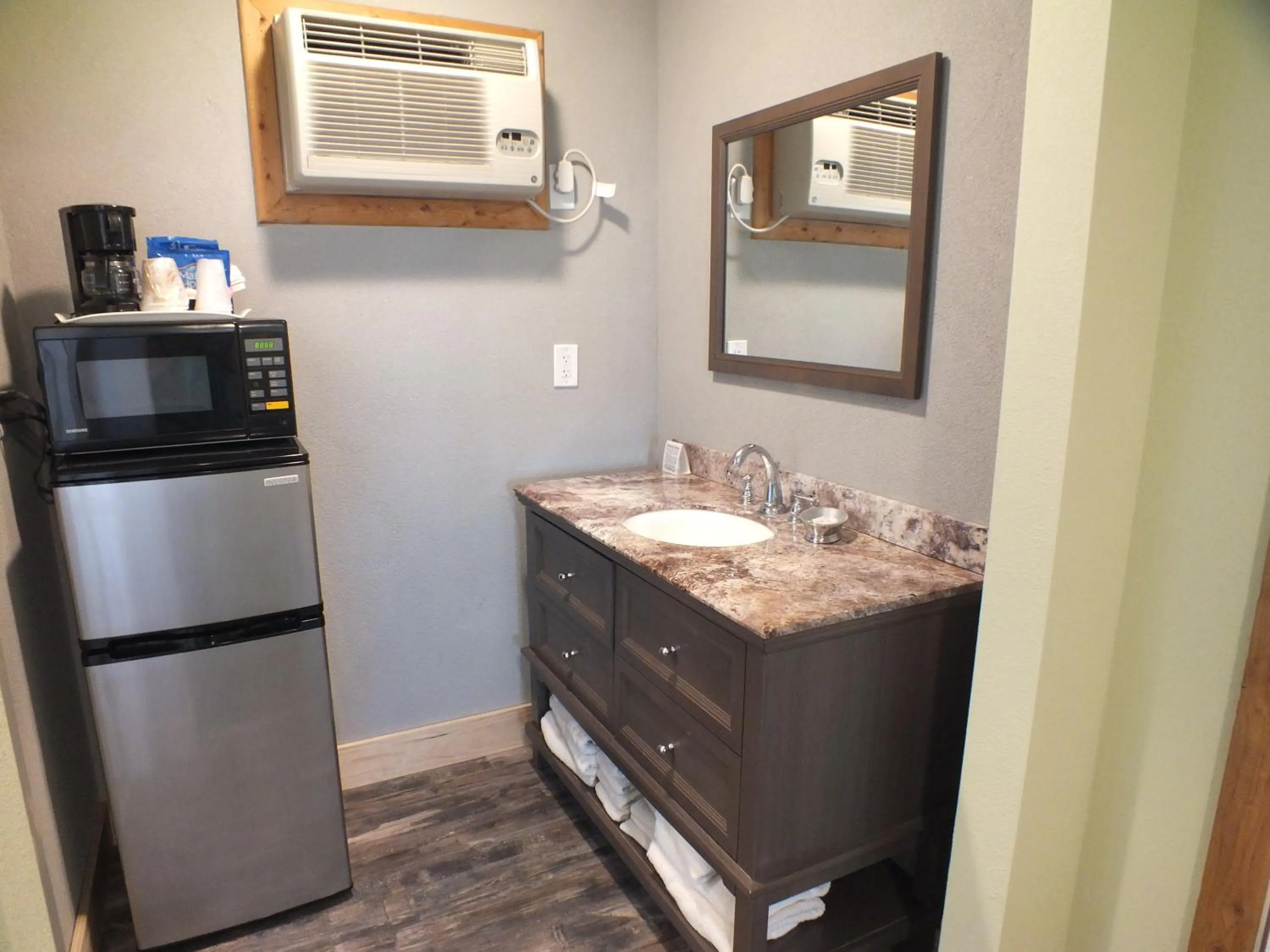 Coffee/tea facilities in Scarborough Inn