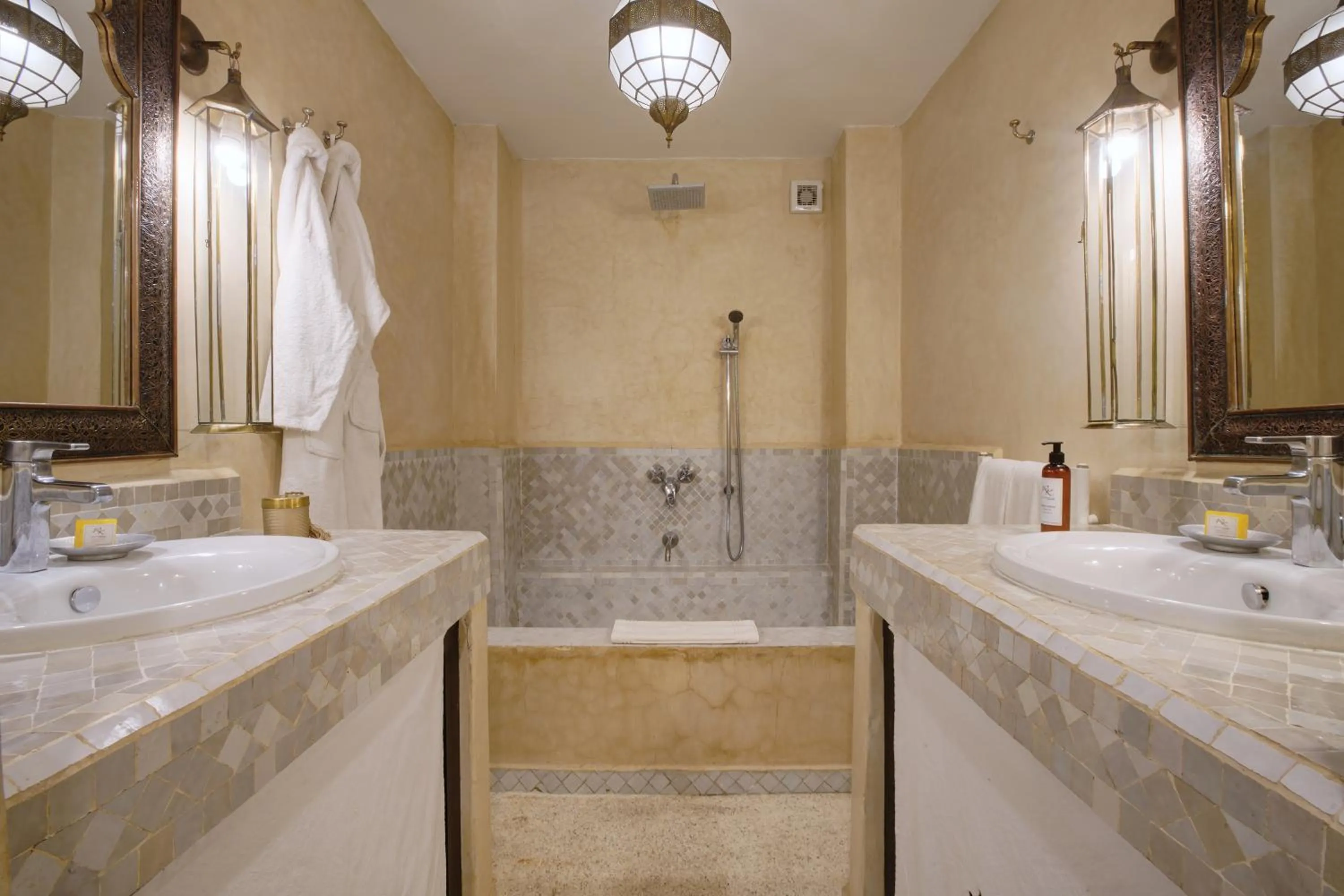 Shower in Riad Kheirredine