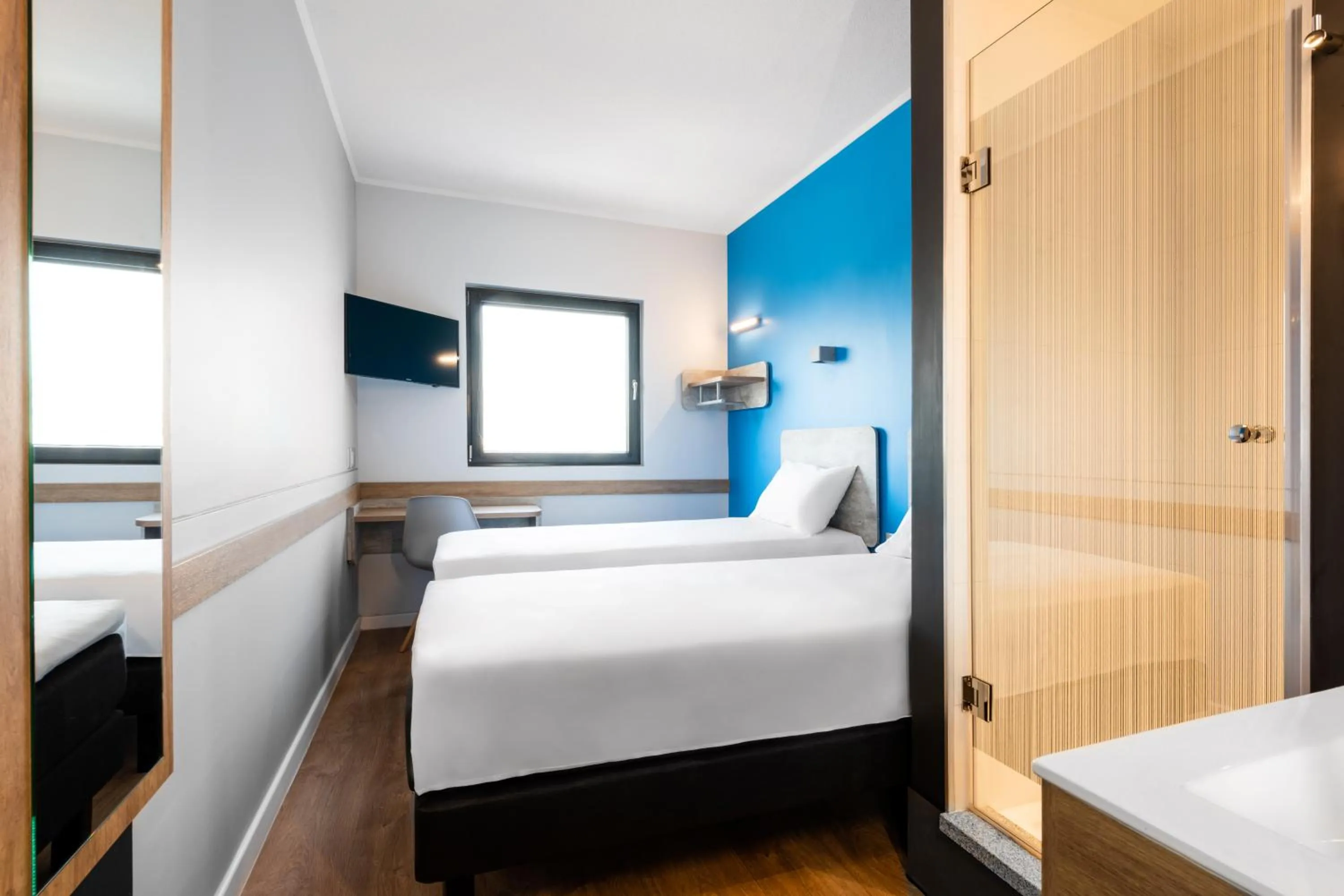 Shower, Bed in ibis budget Santiago Providencia