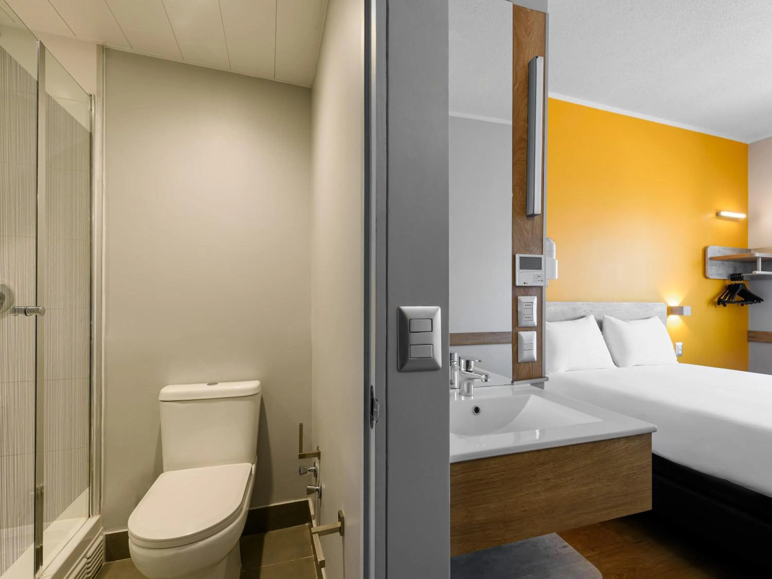 Bedroom, Bed in ibis budget Santiago Providencia