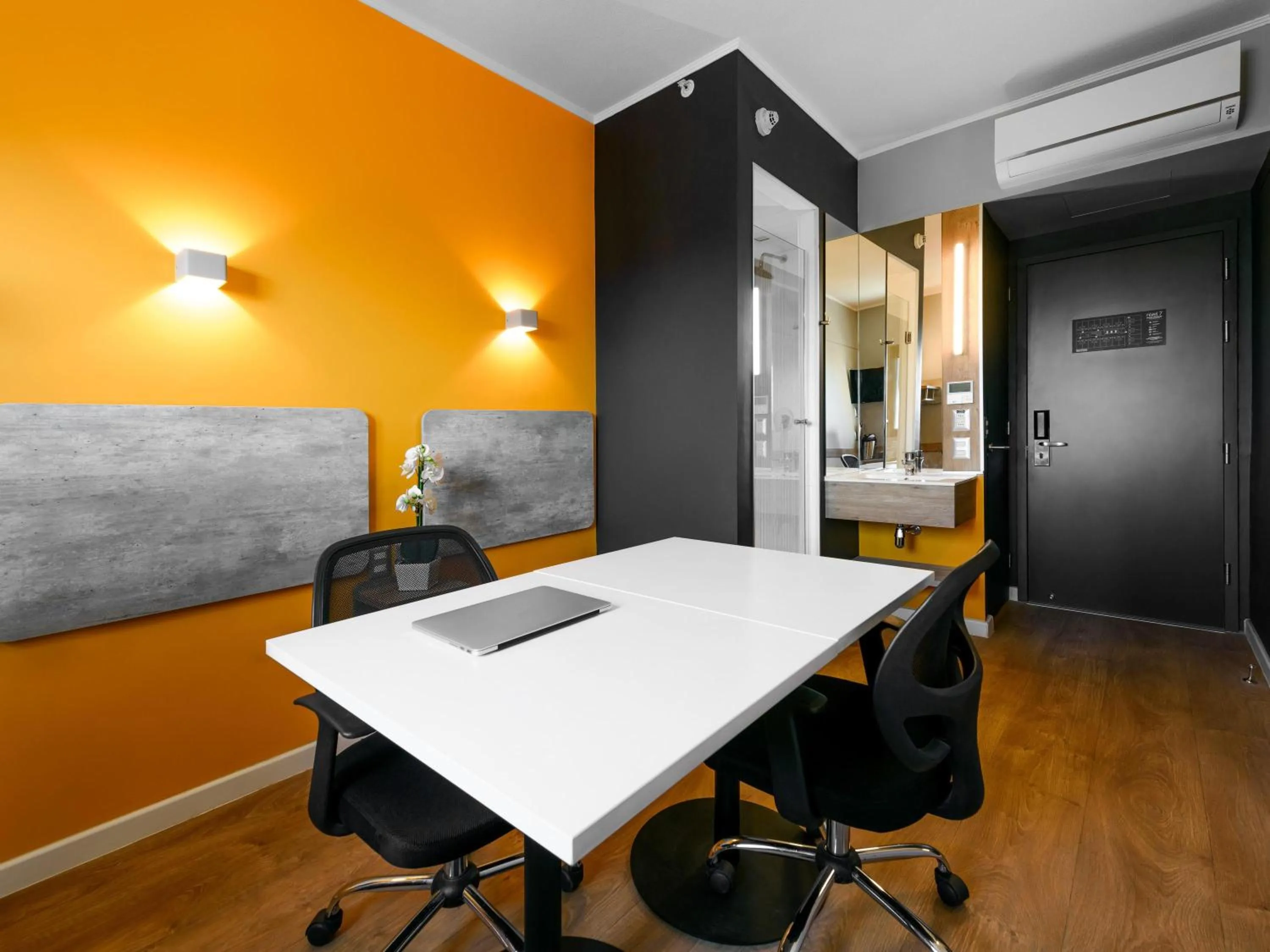 Bedroom in ibis budget Santiago Providencia