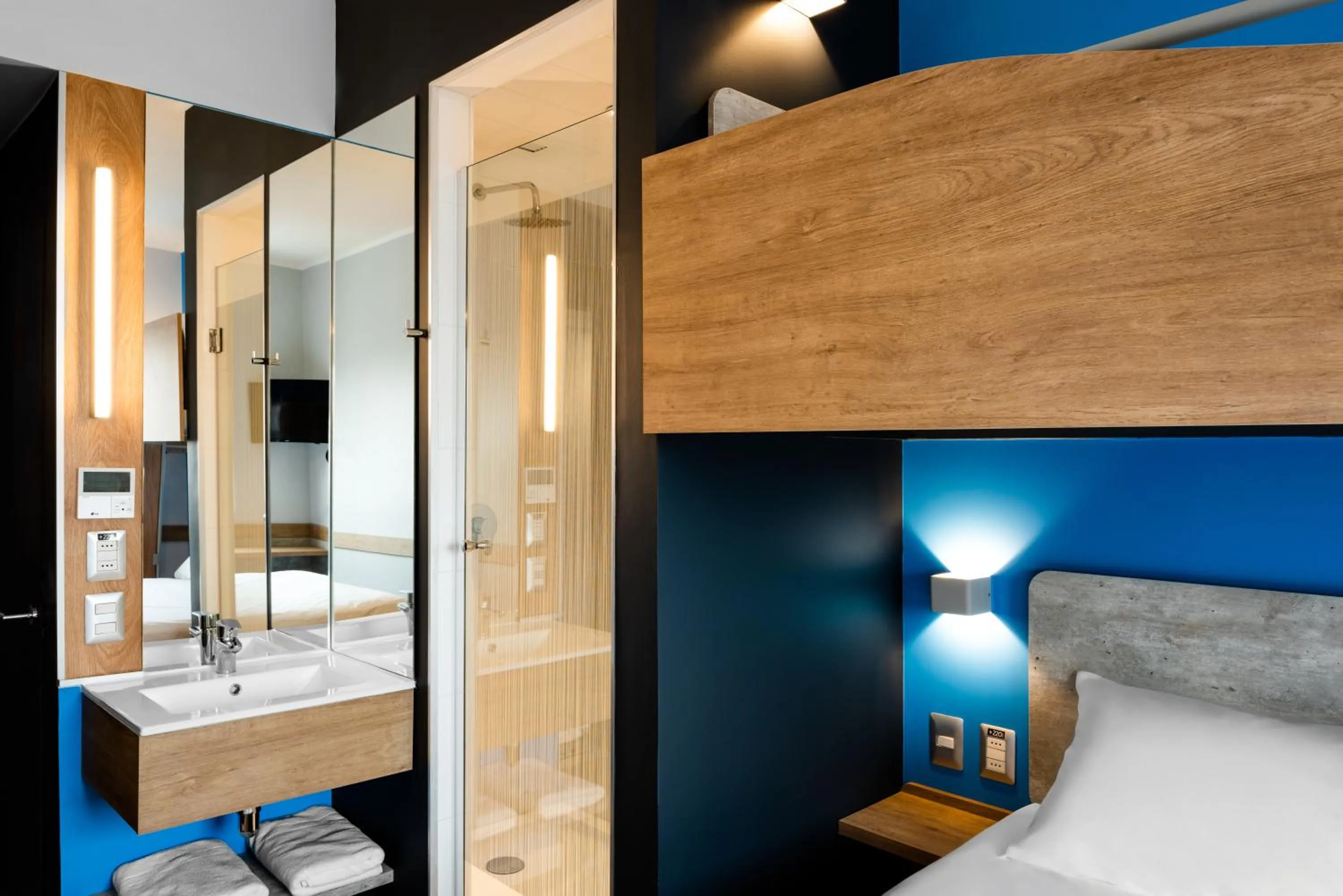 Shower, Bed in ibis budget Santiago Providencia