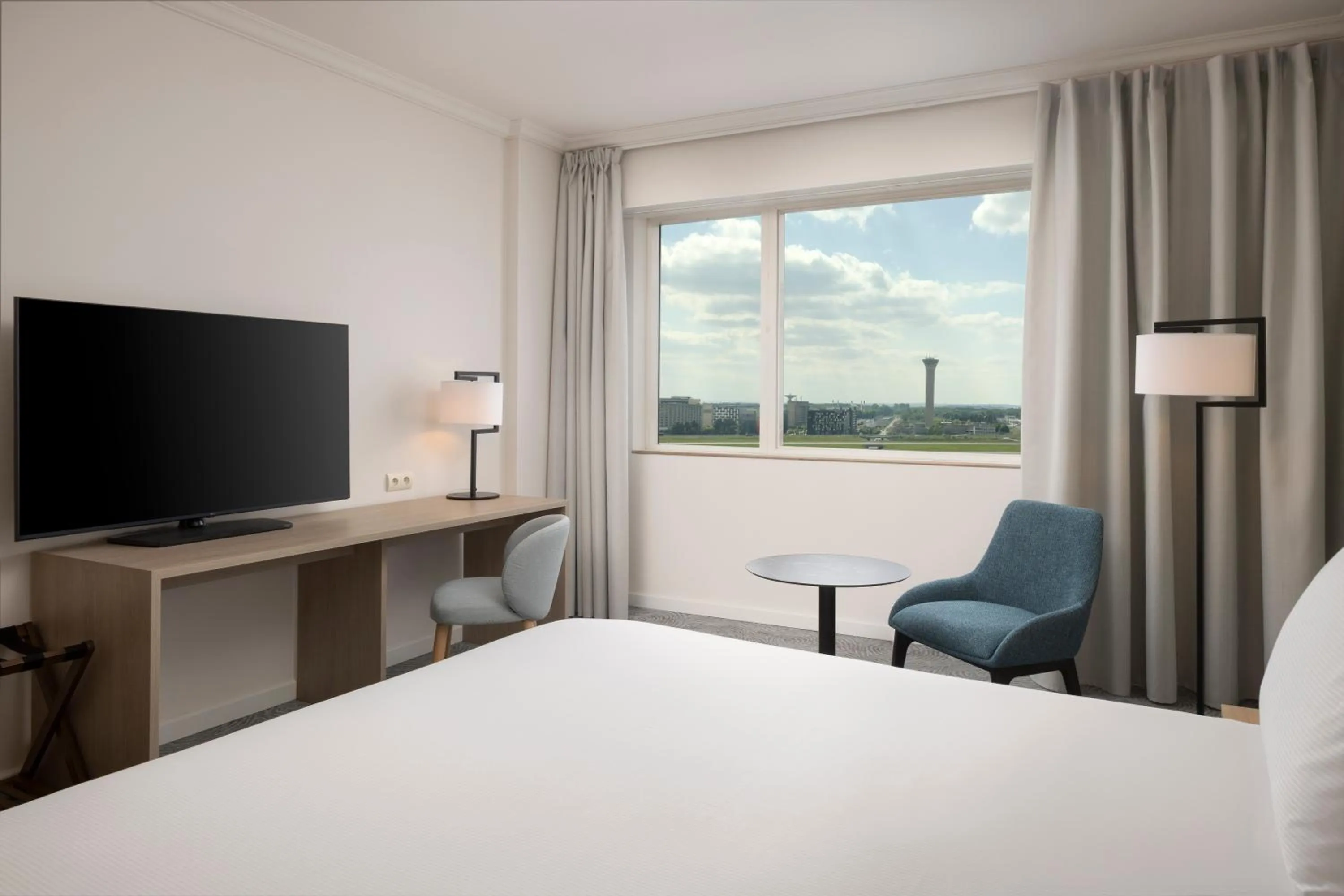 TV and multimedia, Bed in Hilton Paris Charles De Gaulle Airport