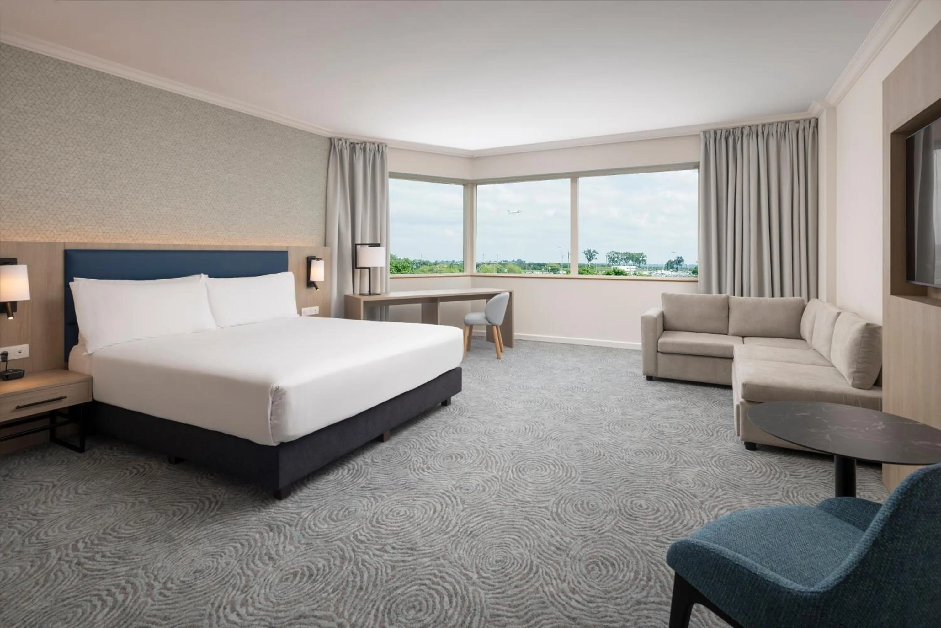 Photo of the whole room, Bed in Hilton Paris Charles De Gaulle Airport