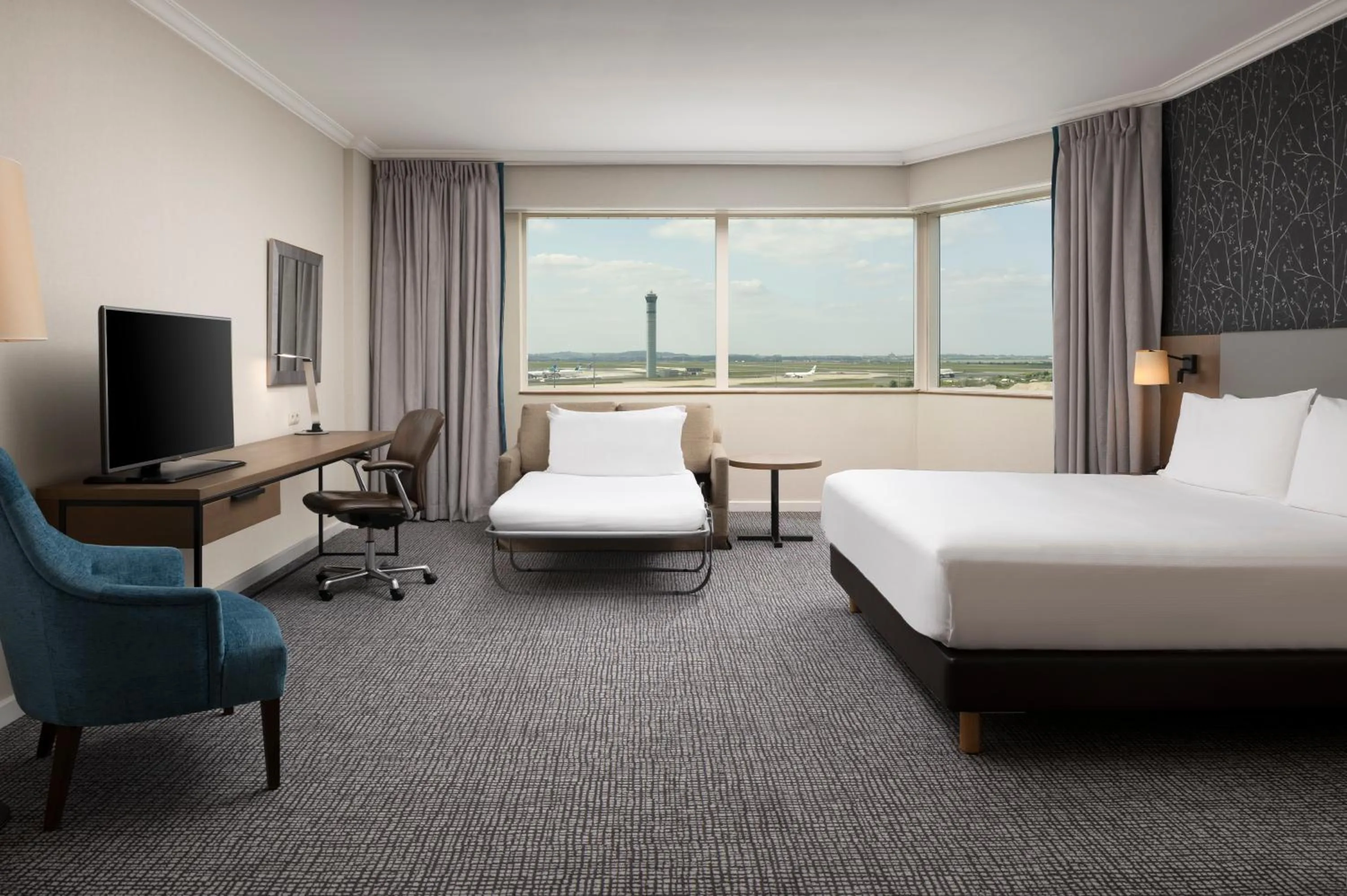 Photo of the whole room, Bed in Hilton Paris Charles De Gaulle Airport