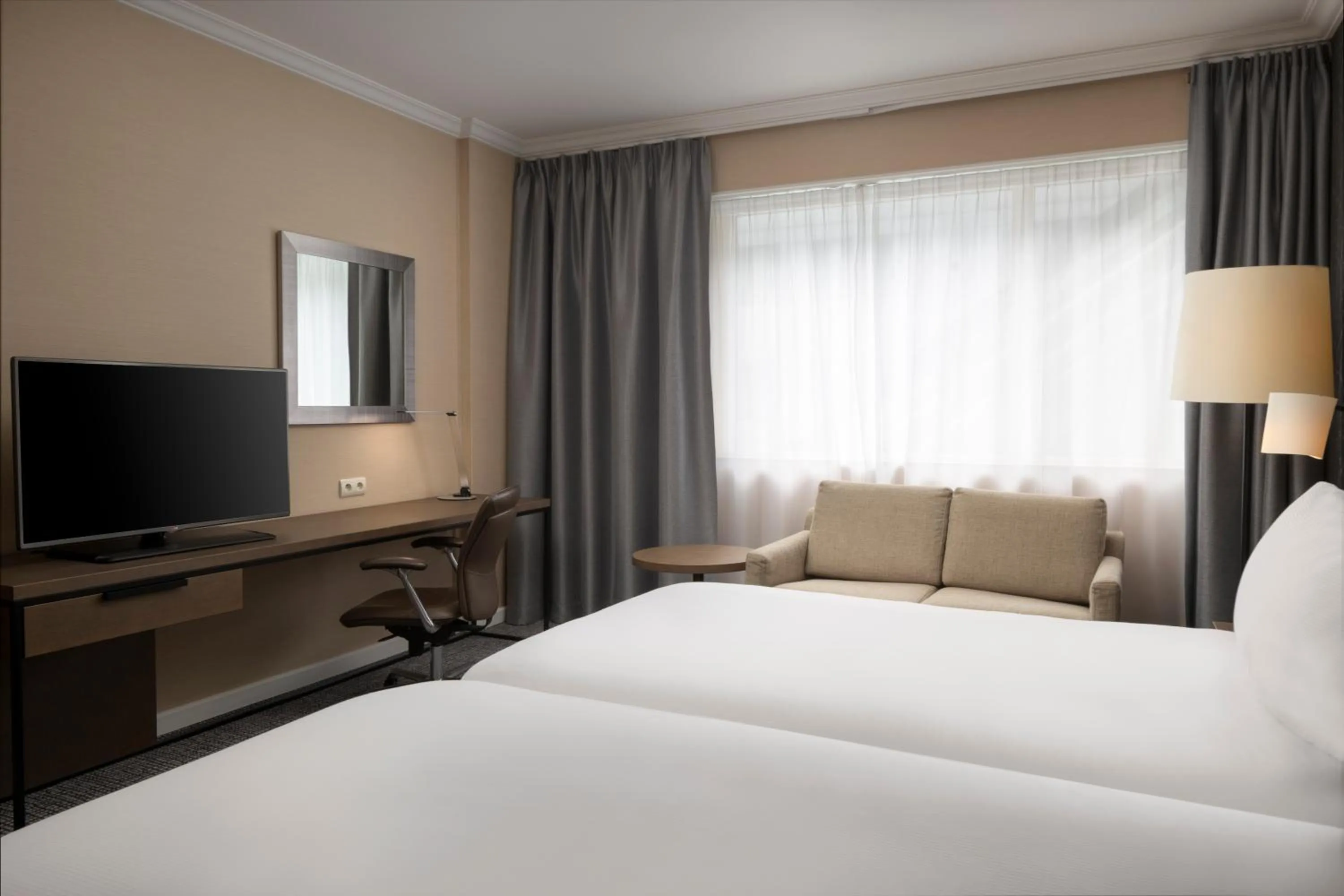 TV and multimedia, Bed in Hilton Paris Charles De Gaulle Airport