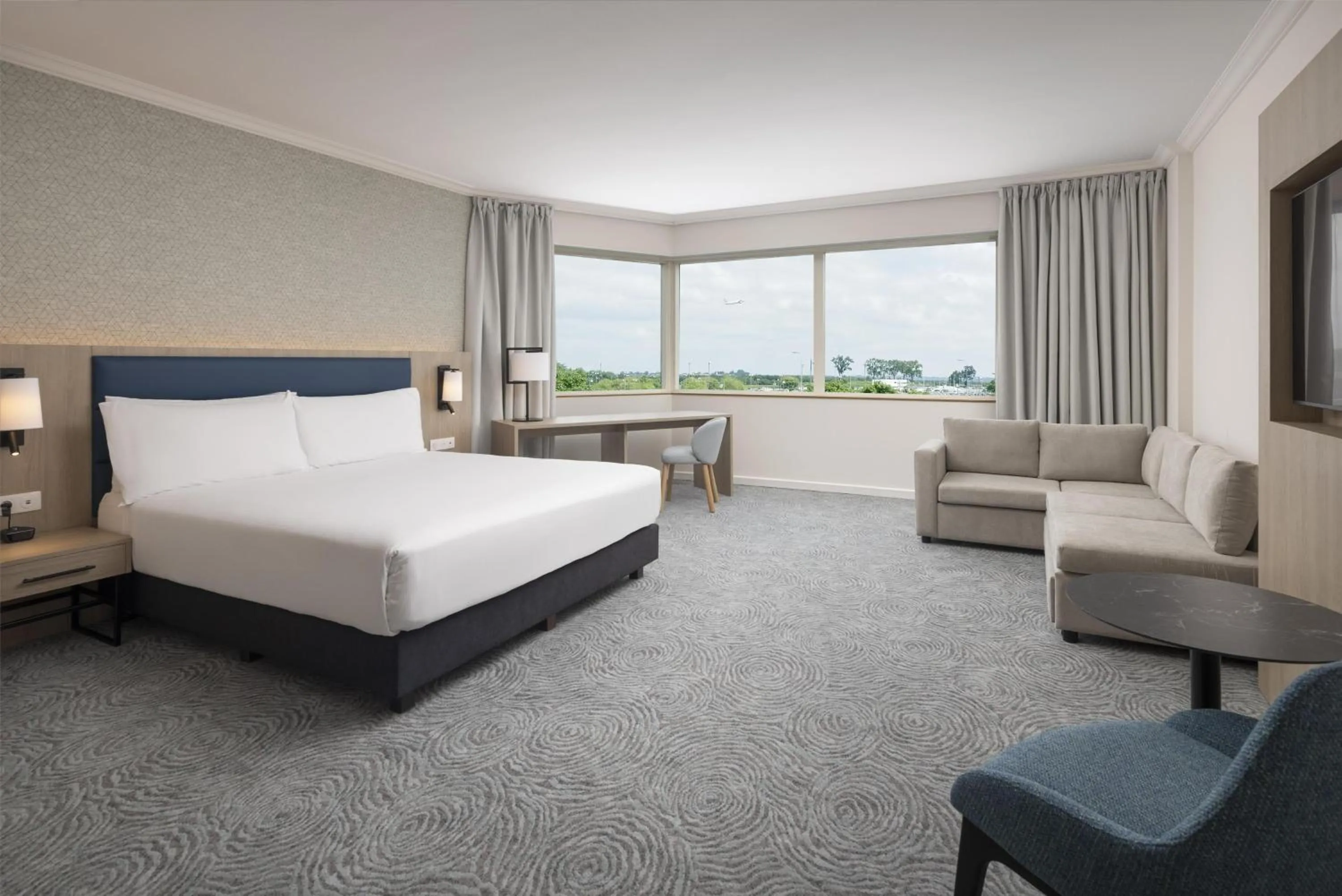 Living room, Bed in Hilton Paris Charles De Gaulle Airport