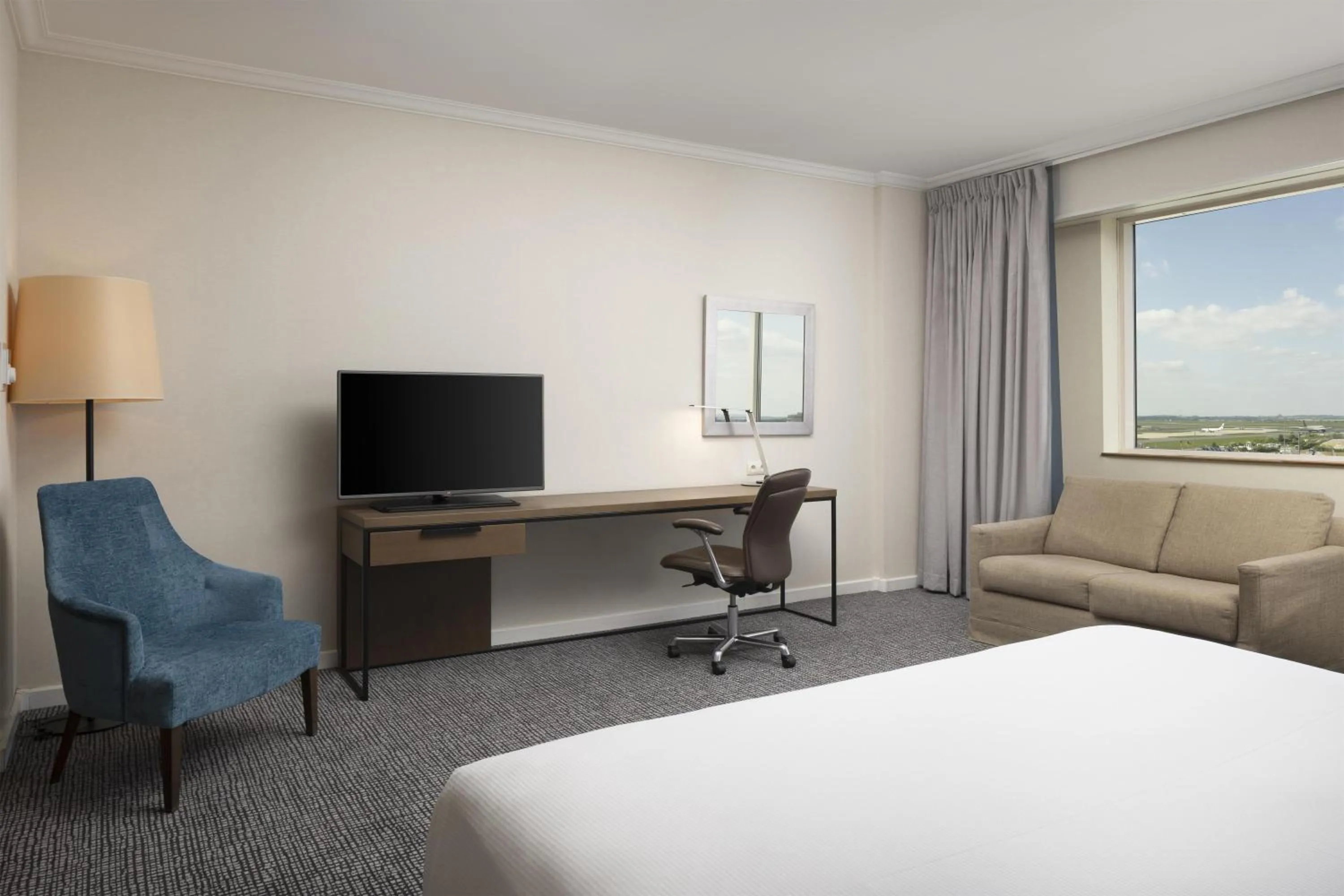 Bedroom, Bed in Hilton Paris Charles De Gaulle Airport