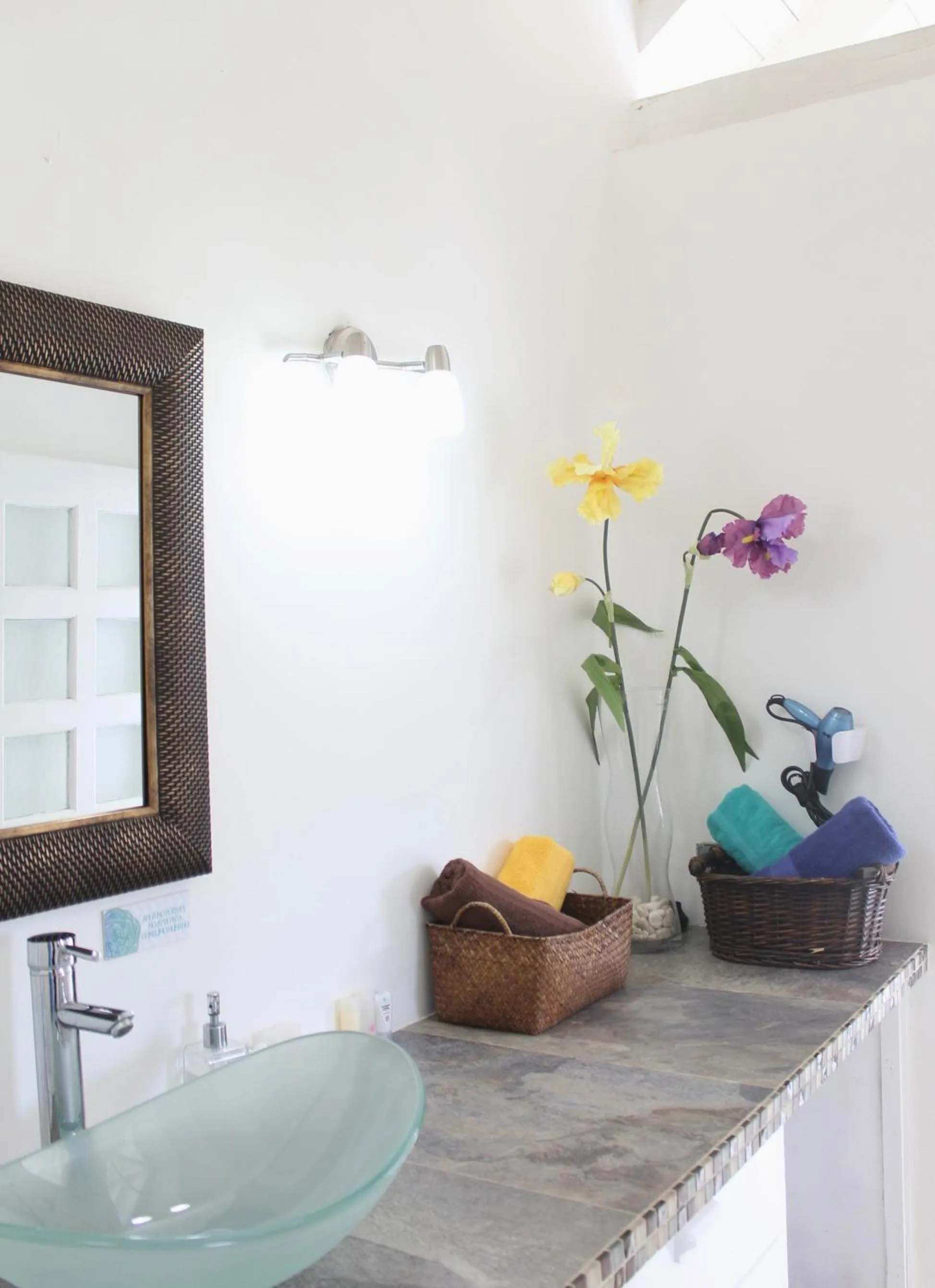 Bathroom in Casa de las Flores tropical