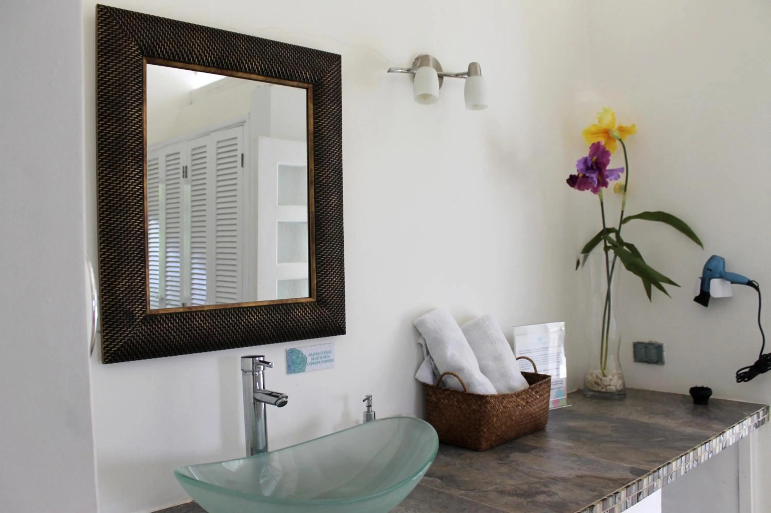 Bathroom in Casa de las Flores tropical